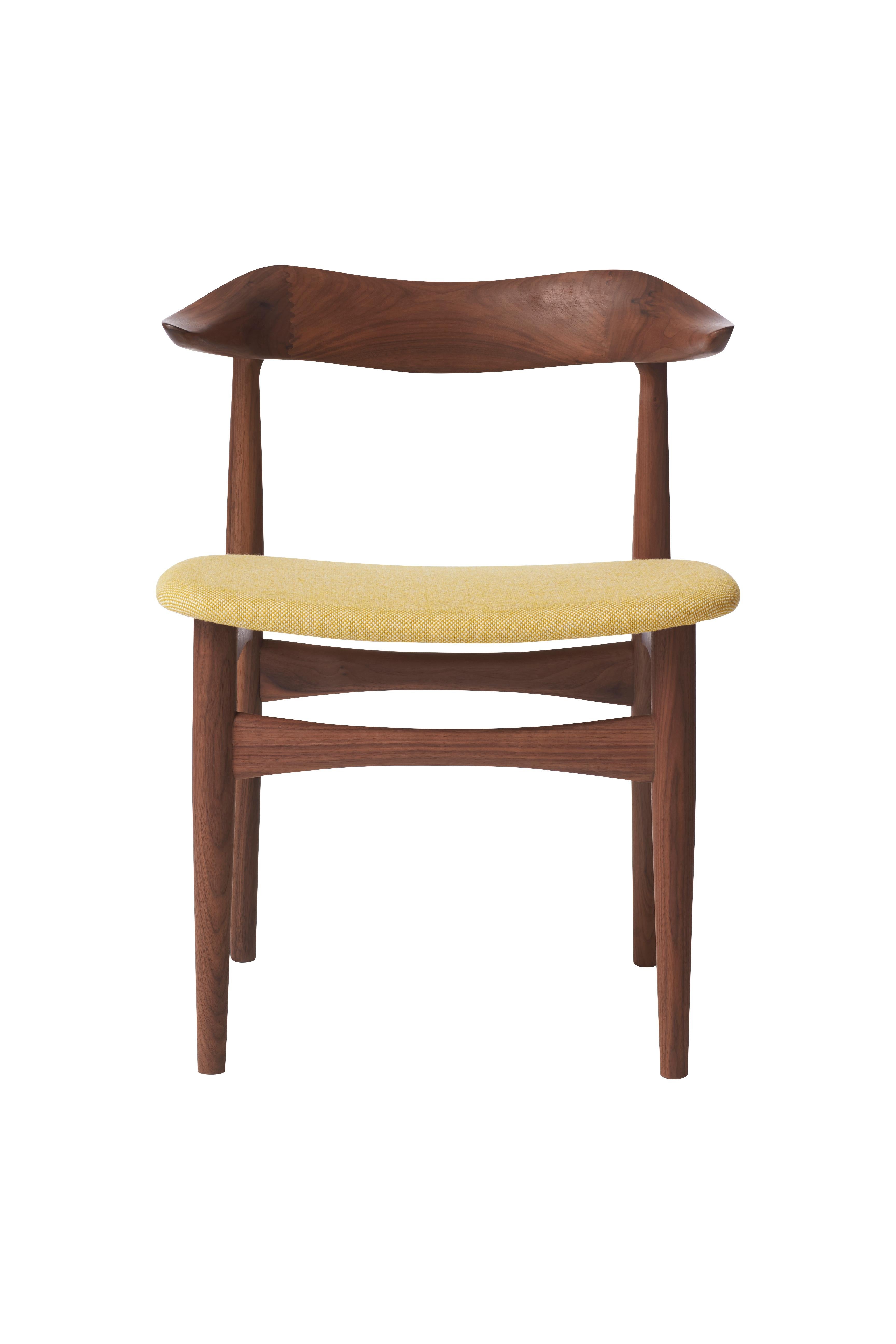 En vente : Yellow (Halling 407) Chaise en noyer et en corne de vache, par Knud Færch de Warm Nordic