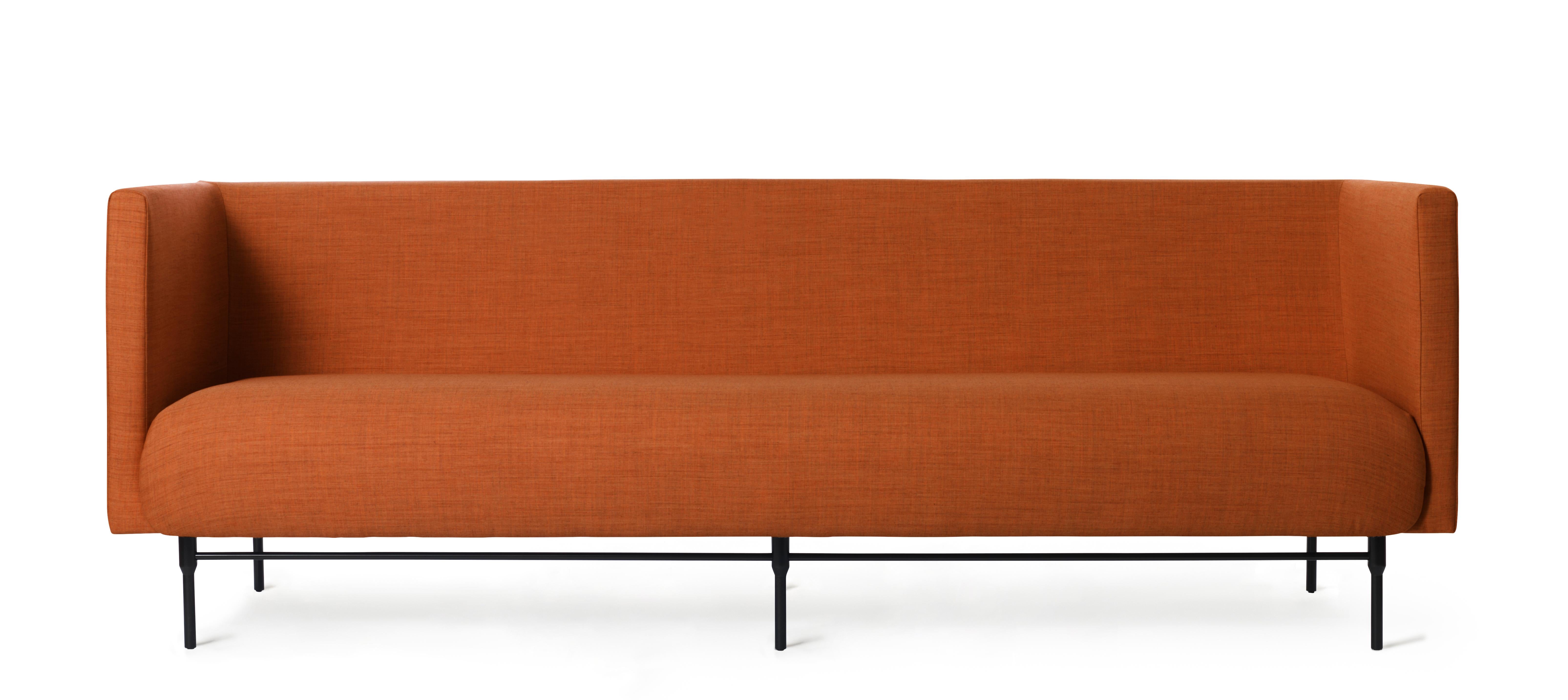 Im Angebot: Galore 3-Sitz-Sofa, von Rikke Frost aus Warm Nordic, Brown (Canvas 454)