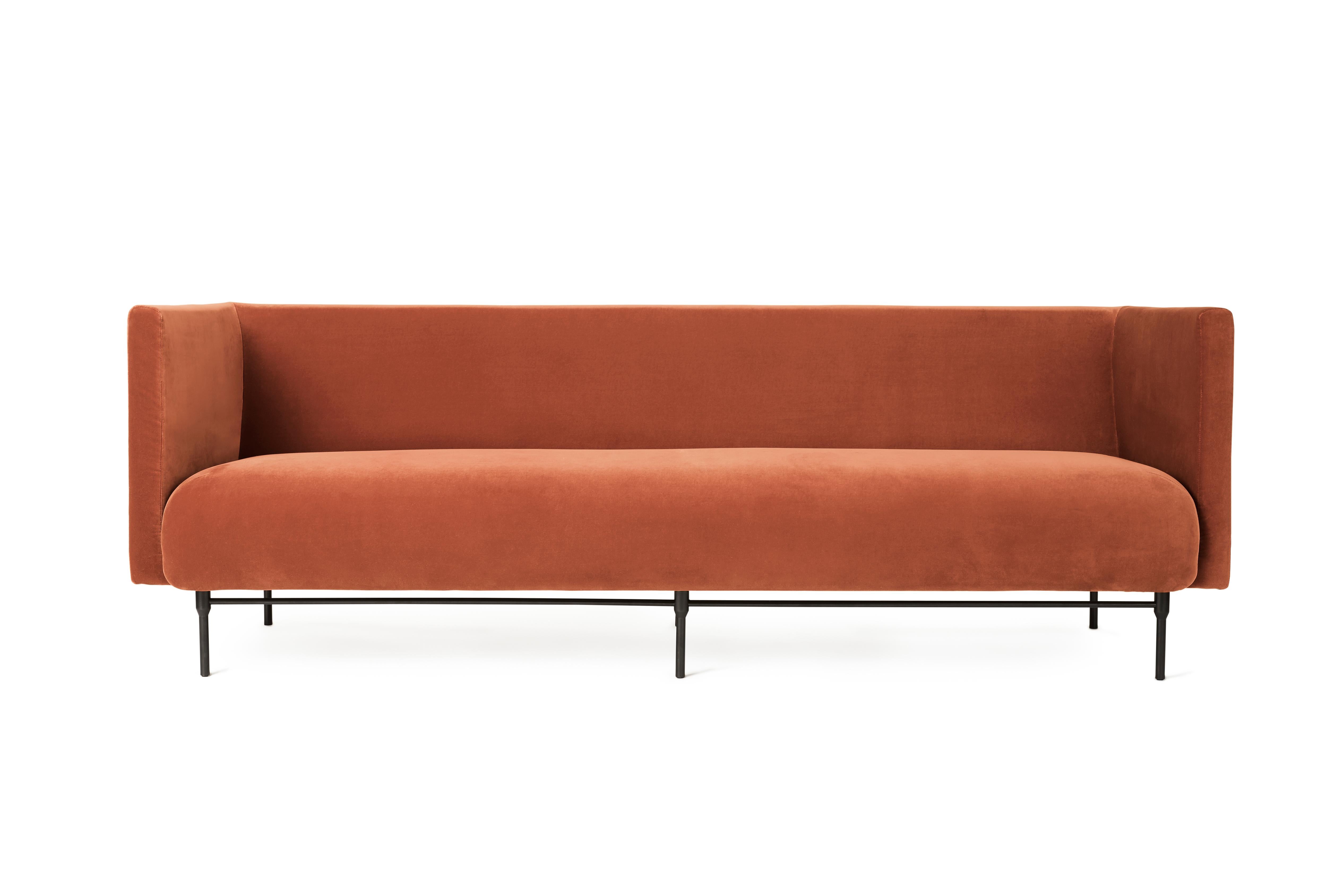 Im Angebot: Galore 3-Sitz-Sofa, von Rikke Frost aus Warm Nordic, Brown (Ritz 2703)