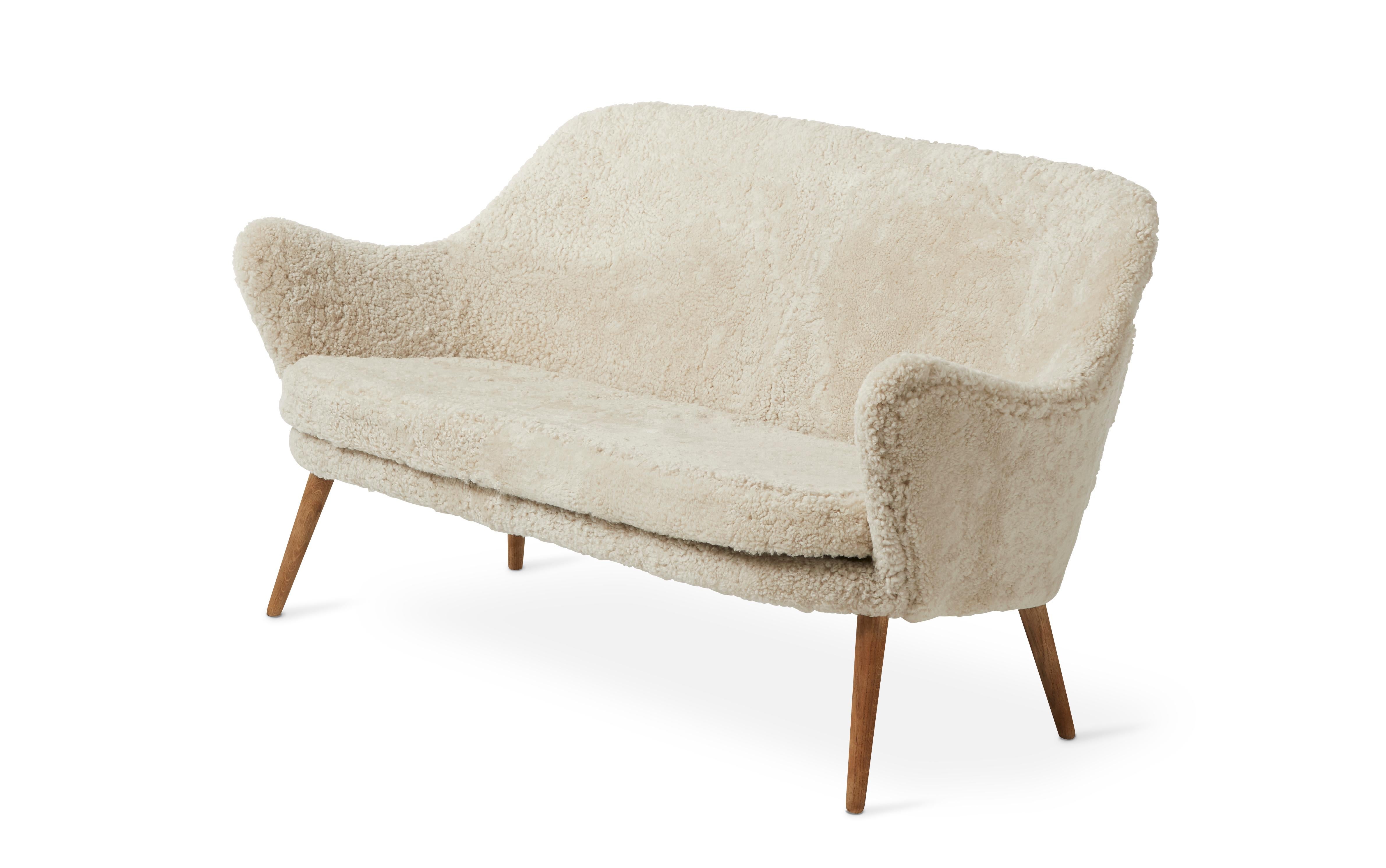 Im Angebot: Dwell 2-Sitz-Sofa, von Hans Olsen aus Warm Nordic, White (Sheepskin Moonlight) 2