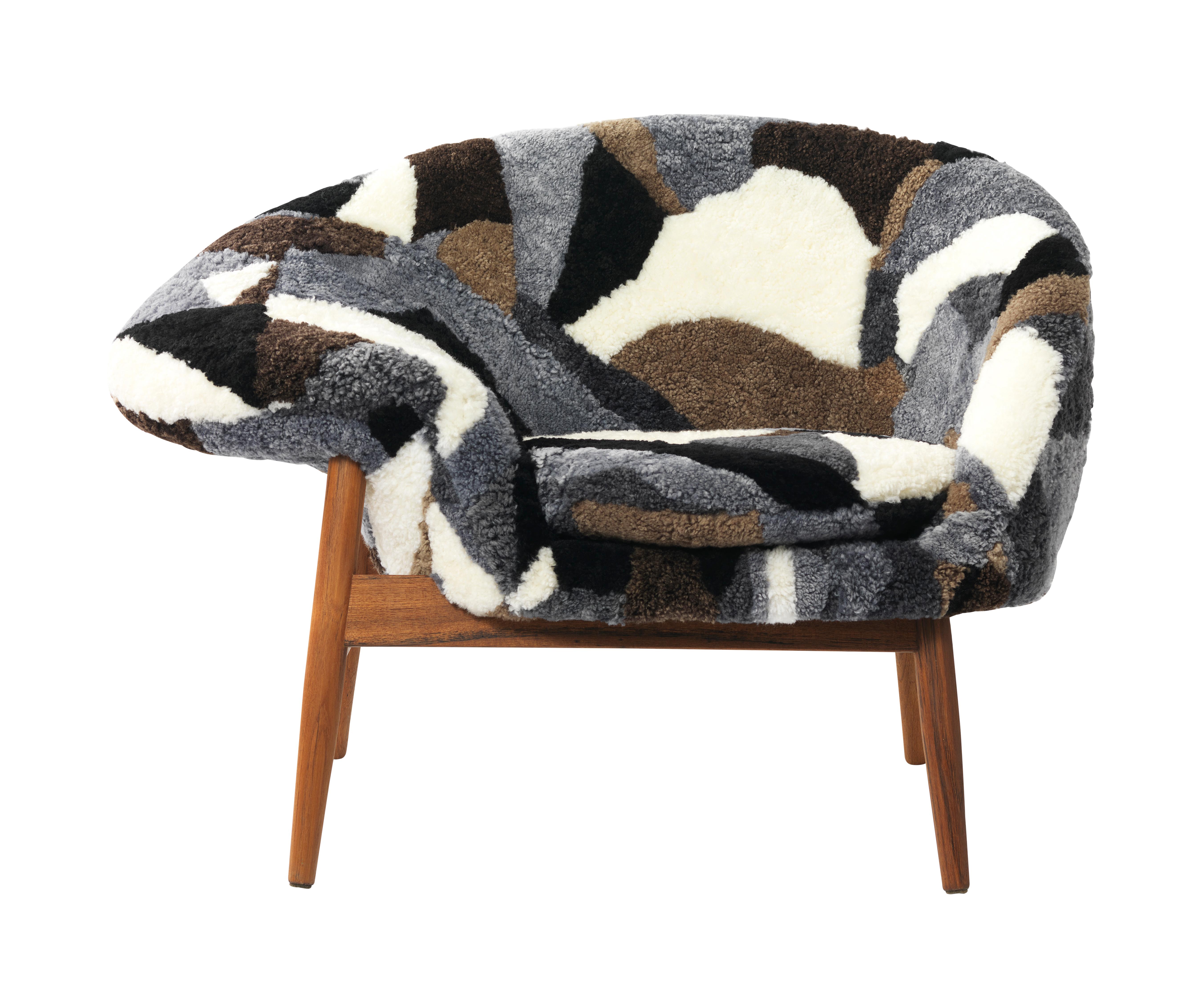 For Sale: Multi (Sheep Mix) Fried Egg Chair Sheep Chair, by Hans Olsen from Warm Nordic 2