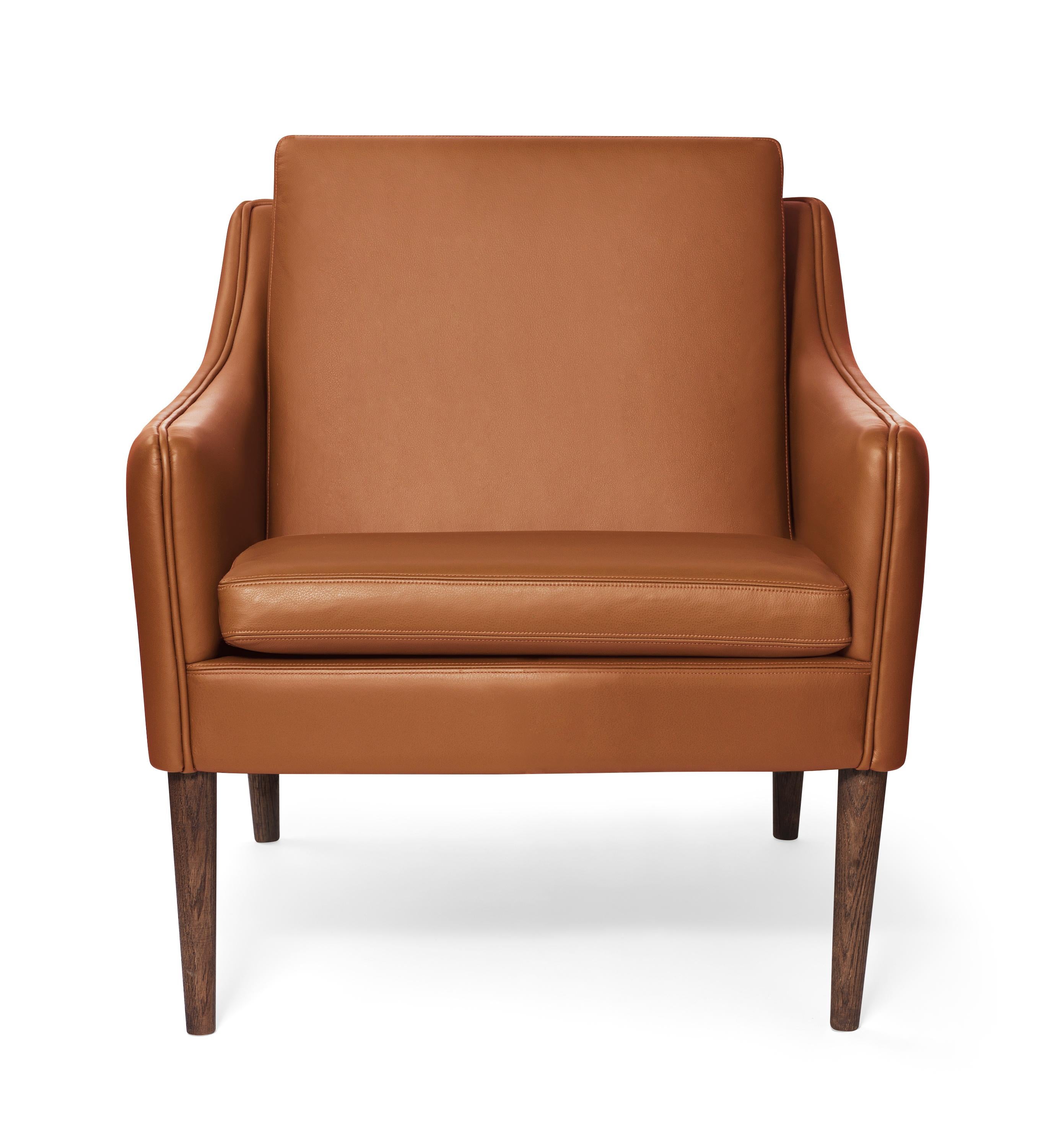 Im Angebot: Mr. Olsen Lounge Chair mit geräucherten Beinen:: von Hans Olsen aus Warm Nordic, Brown (Challenger Cognac)
