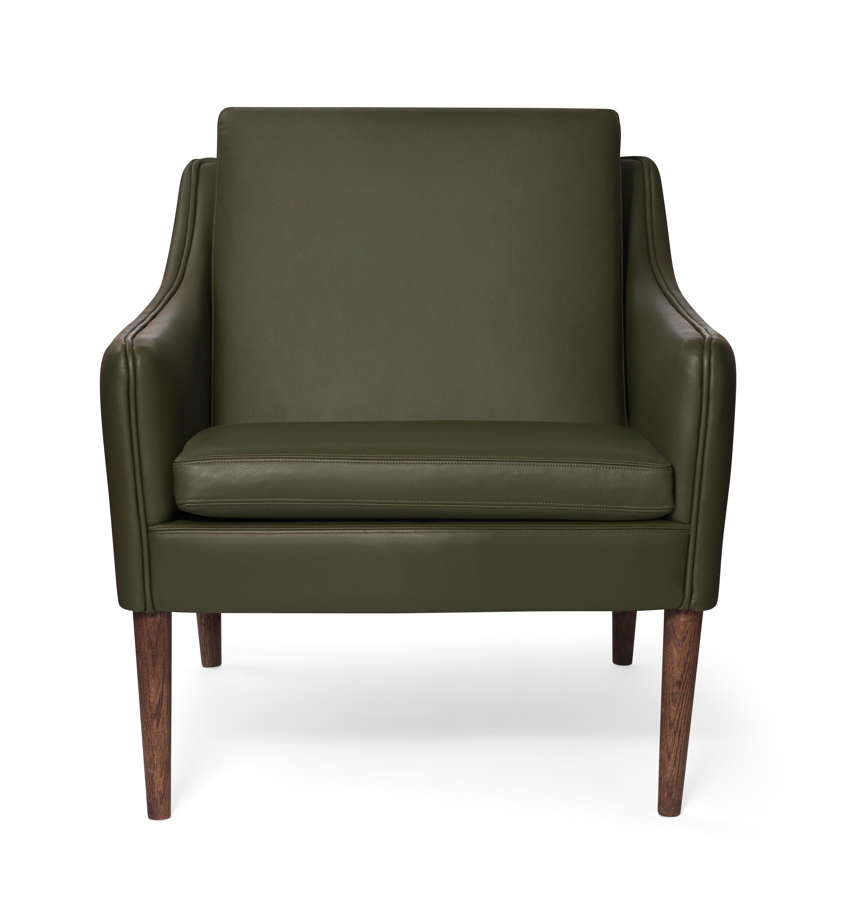 Im Angebot: Mr. Olsen Lounge Chair mit geräucherten Beinen:: von Hans Olsen aus Warm Nordic, Green (Challenger Pickle green)