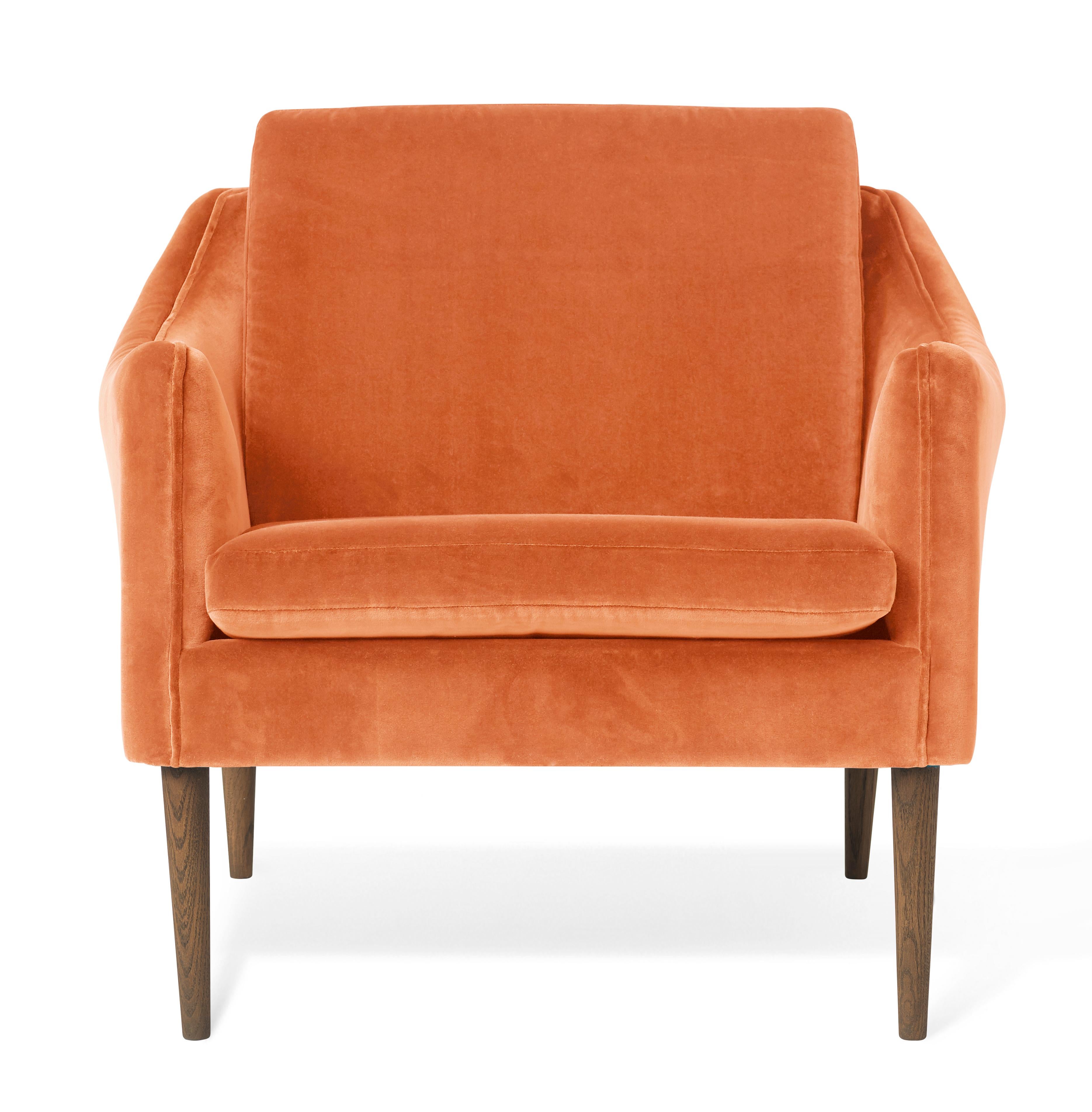 Im Angebot: Mr. Olsen Lounge Chair mit geräucherten Beinen:: von Hans Olsen aus Warm Nordic, Brown (Ritz8008)