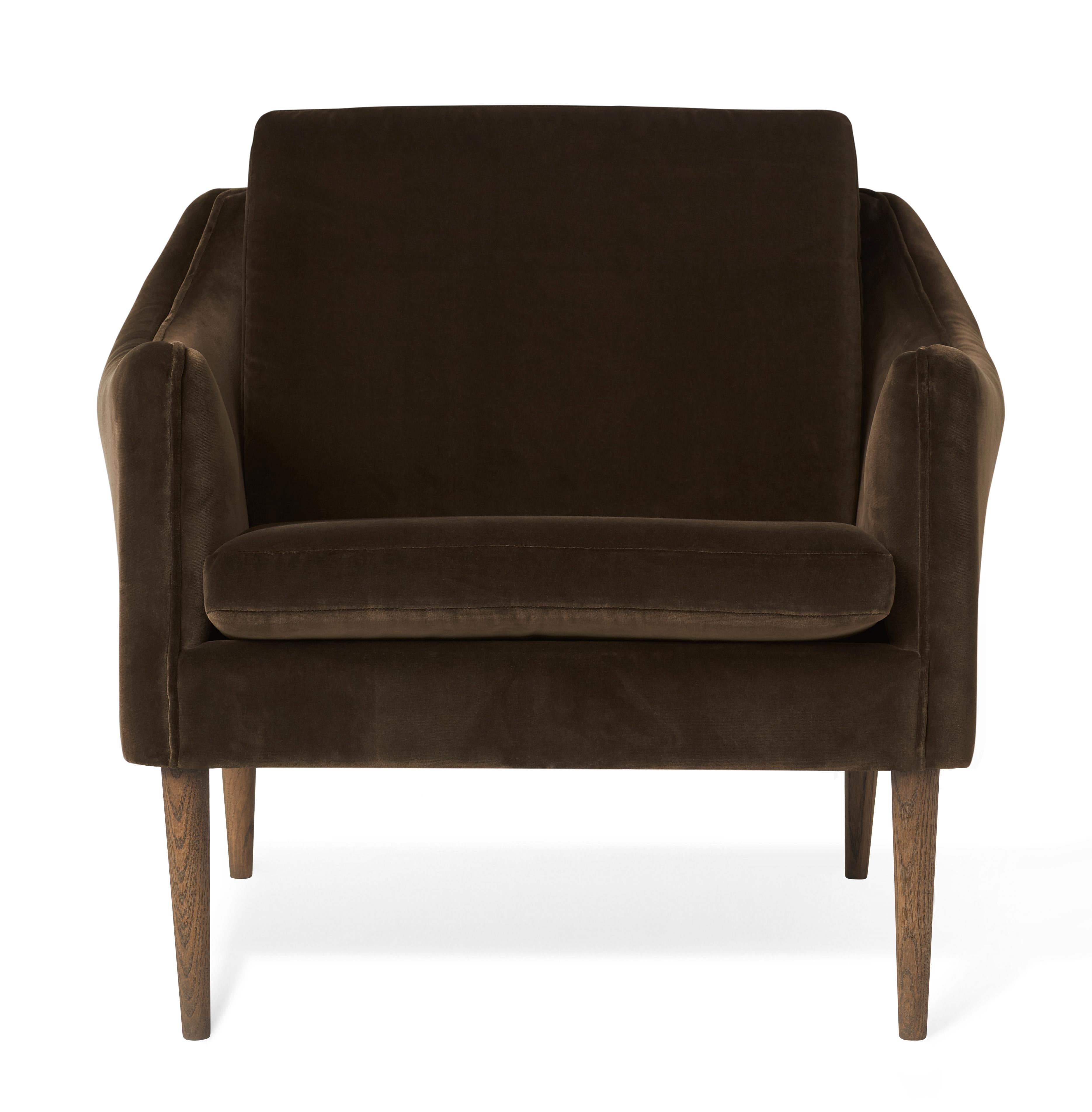 Im Angebot: Mr. Olsen Lounge Chair mit geräucherten Beinen:: von Hans Olsen aus Warm Nordic, Brown (Ritz8513)