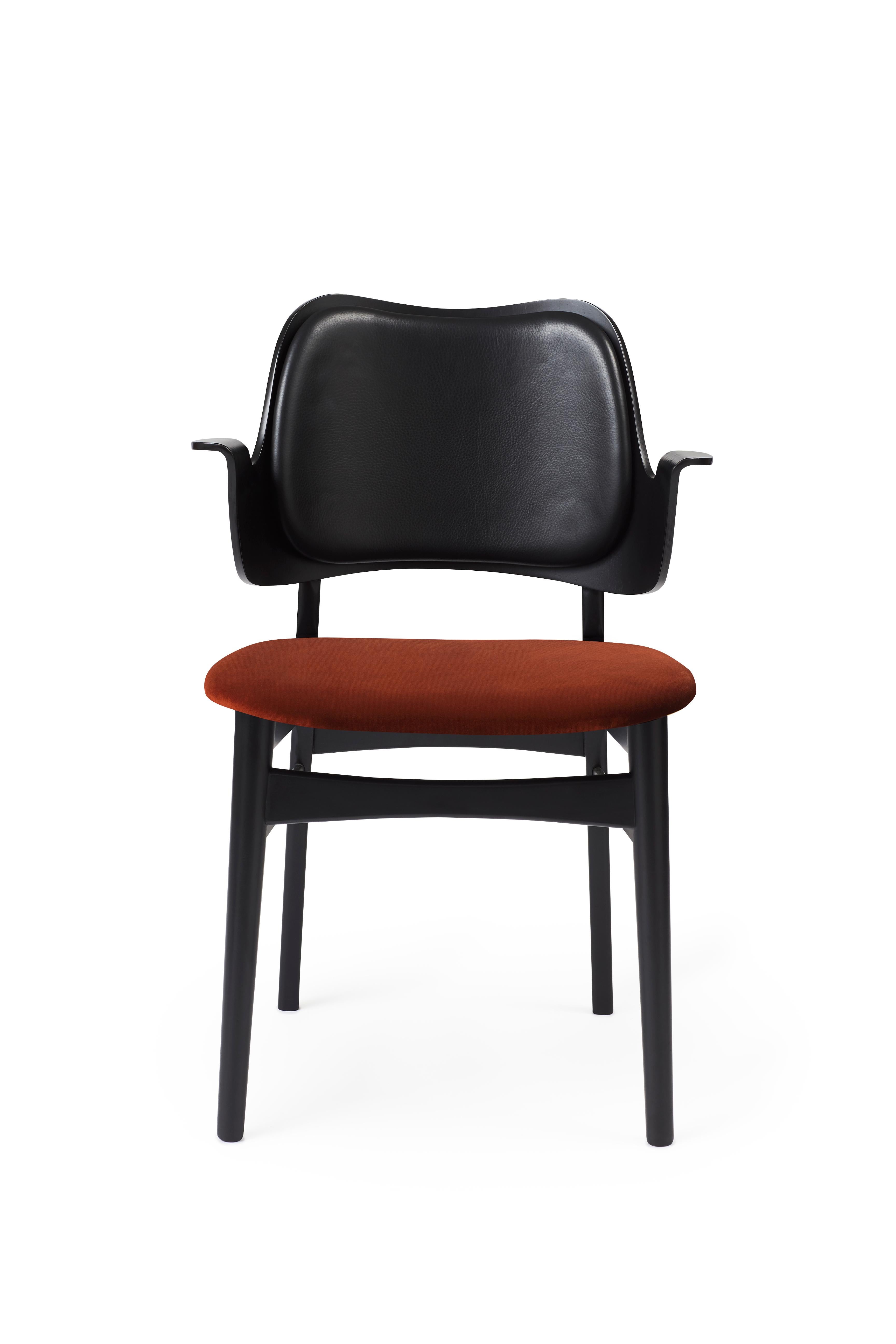 Im Angebot: Gesture Zweifarbiger, vollständig gepolsterter Stuhl in Schwarz, von Hans Olsen für Warm Nordic, Brown (Pres207, Ritz3701)