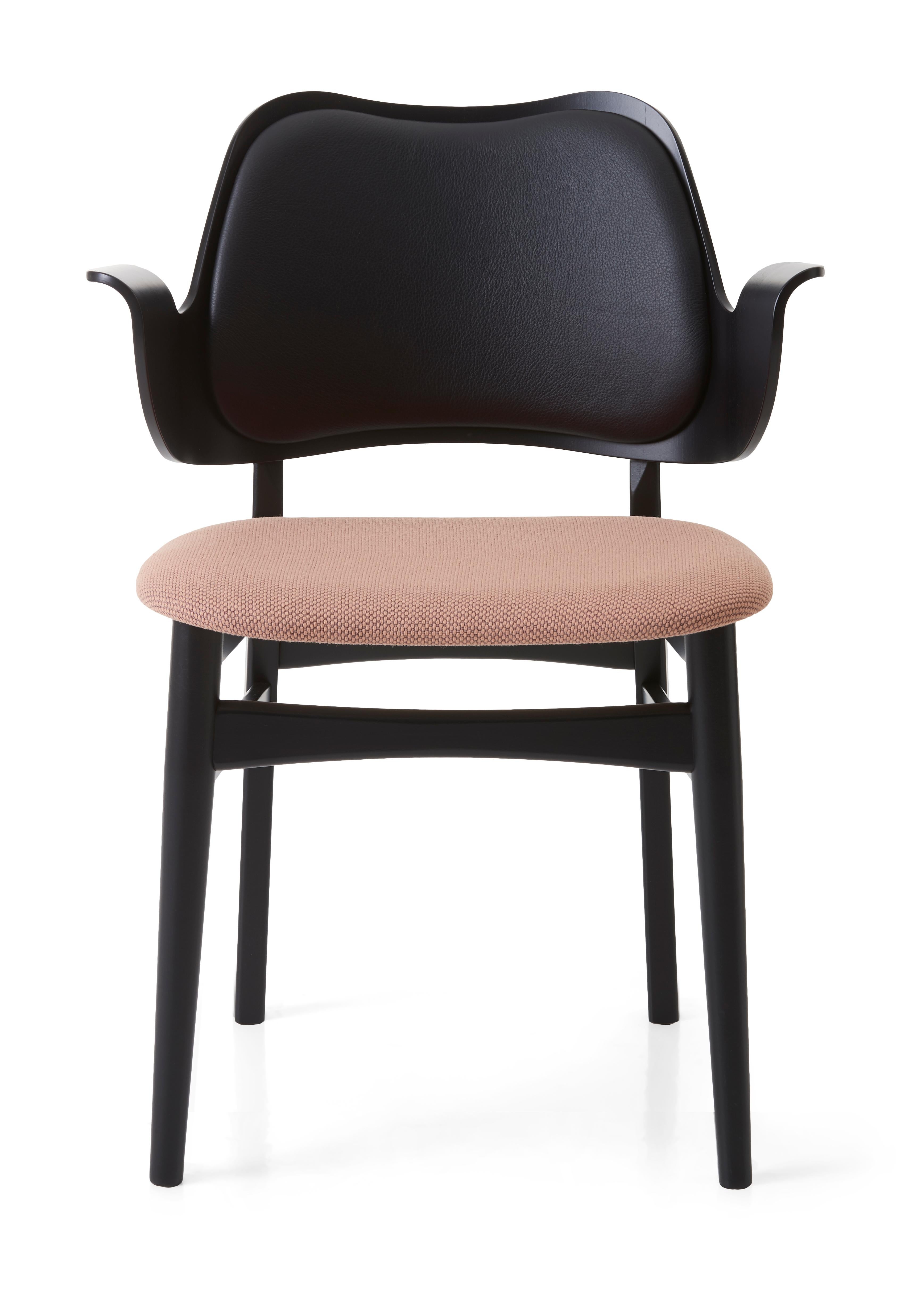 Im Angebot: Gesture Zweifarbiger, vollständig gepolsterter Stuhl in Schwarz, von Hans Olsen für Warm Nordic, Orange (Pres207,Merit035)