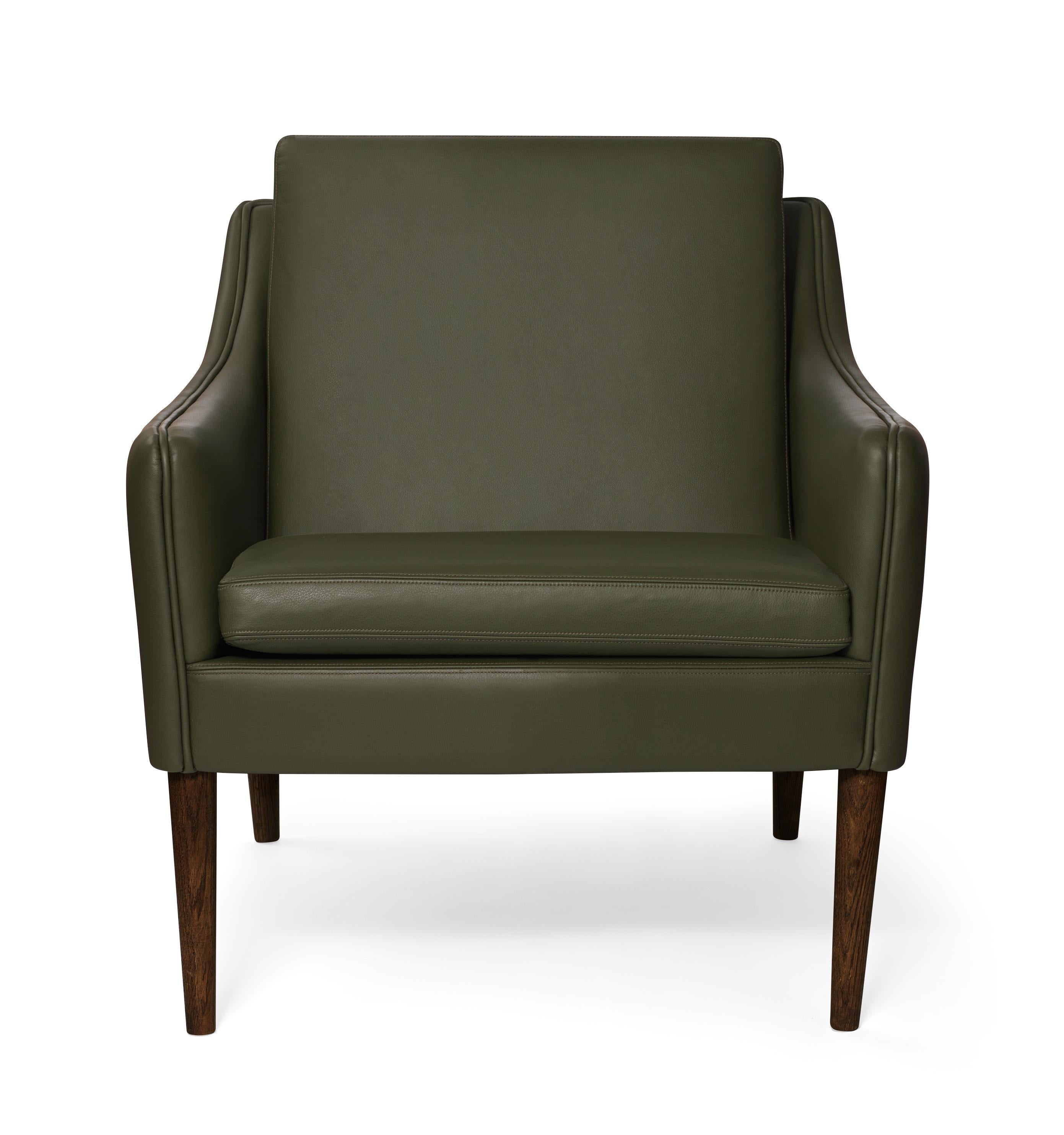 En vente : Green (Challenger Pickle green) Chaise longue Mr. Olsen avec pieds en noyer:: par Hans Olsen de Warm Nordic