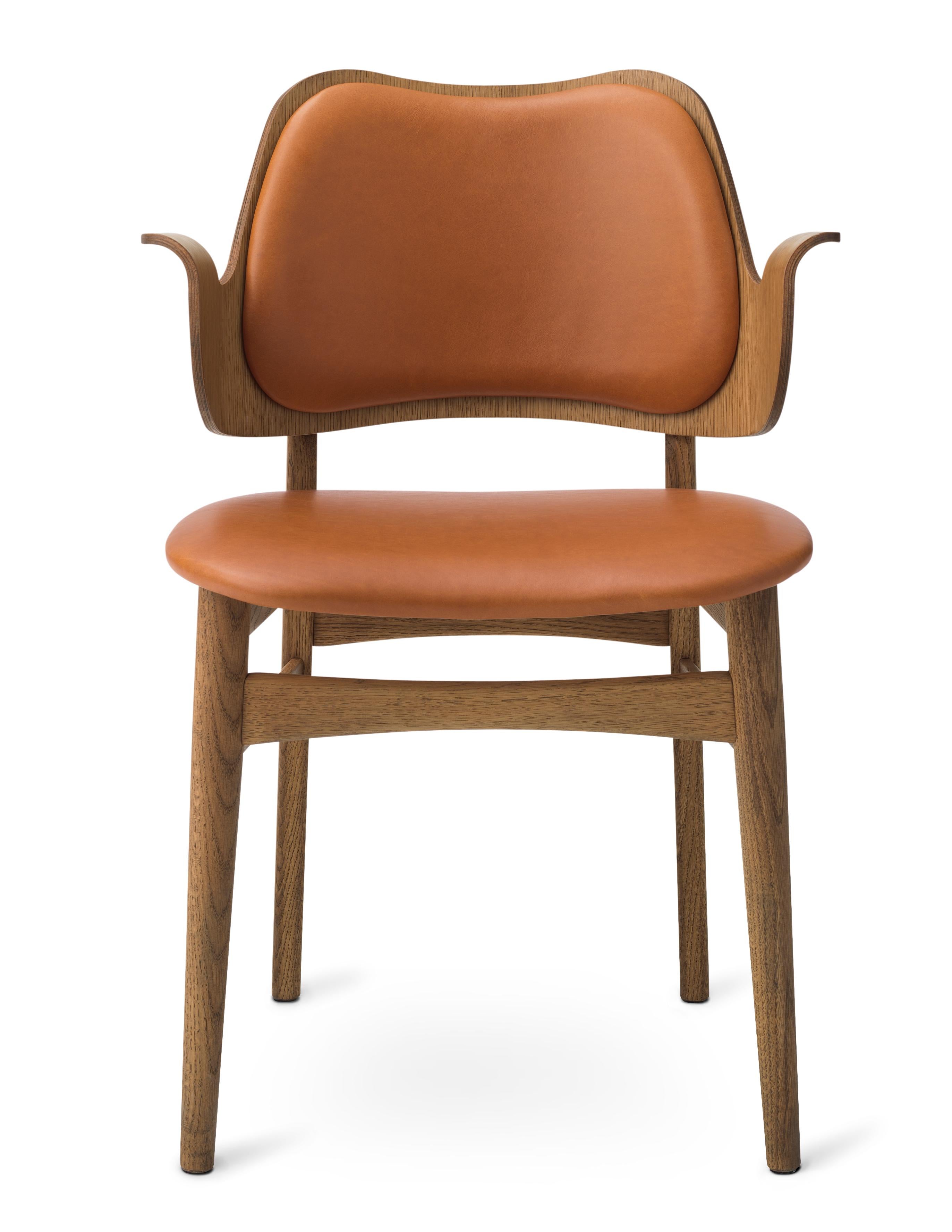 En vente : Brown (Silk 0250) Chaise monochrome entièrement tapissée Warm Nordic Gesture en chêne teck:: Hans Olsen