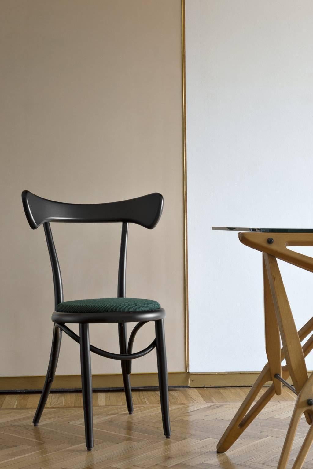 Drawing inspiration from the refined sinuosity of the Lehnstuhl lounge chair and Bodystuhl chair, Nigel Coates brings us the Caféstuhl chair, an original interpretation of the Thonet tradition with a contemporary twist. This is an extremely