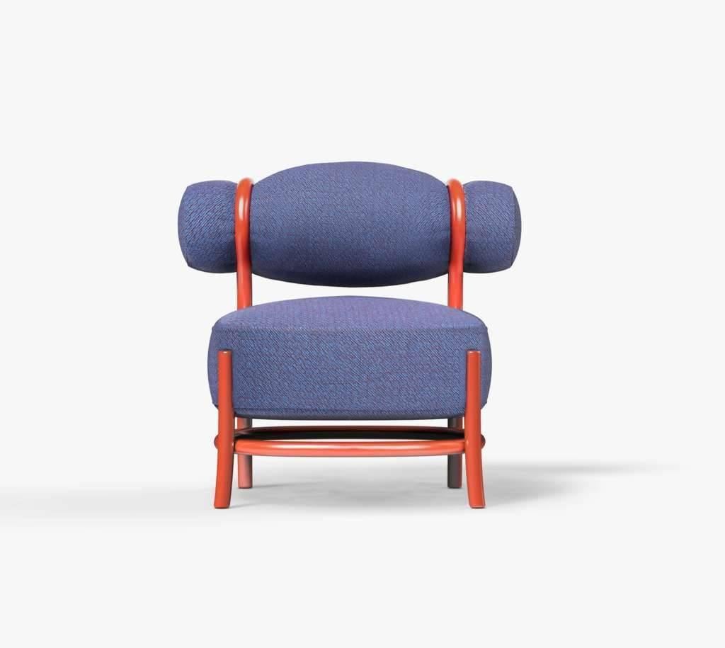 Preferring a choice that goes against the grain in relation to the company’s classical aesthetics while nevertheless remaining delicate and casual, the design of the new Chignon chair by Lucidi Pevere offers a balance between softness and lightness