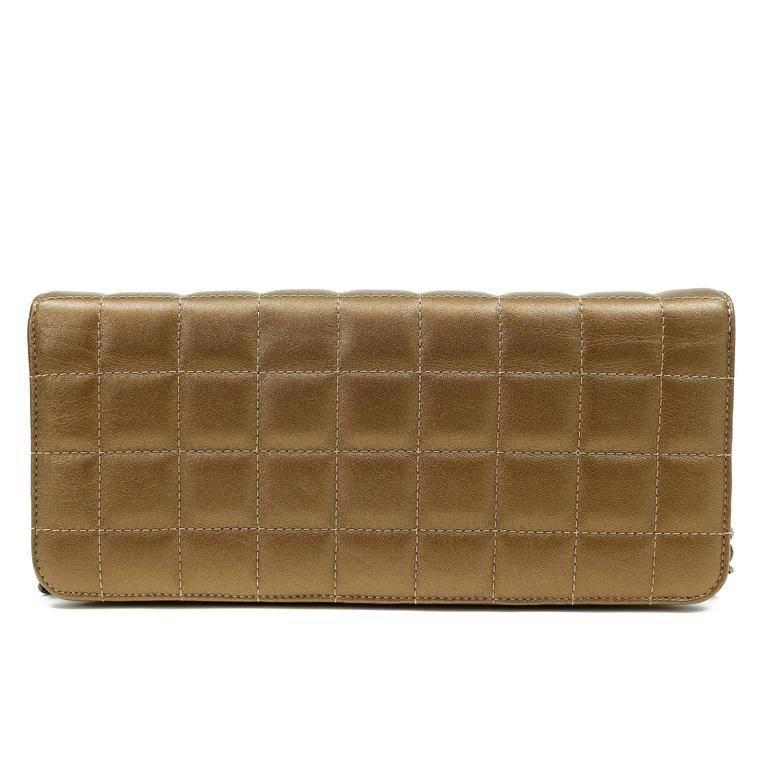 Chanel Paris Byzance Bronze Leder Jeweled Abendtasche ist in tadellosem Zustand. Die Kollektion enthält Akzente, die den byzantinisch inspirierten Gripoix-Schmuck von Chanel aufgreifen. Elegante, kleine, rechteckige Clutch aus bronzefarbenem Leder,