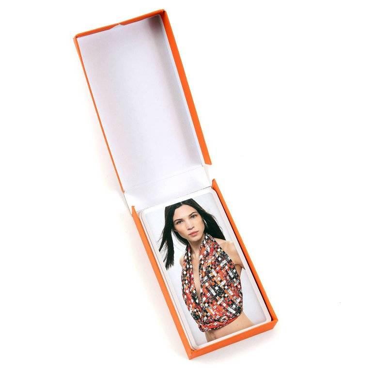 Diese authentischen Hermes Schal Knüpfen Karten sind neu mit der Box. Illustrationen mit Schritt-für-Schritt-Anleitungen und Fotos des fertigen Looks auf jeder Karte. Ein perfekter Ansatz, um neue und kreative Wege zu finden, jede Schalsammlung zu