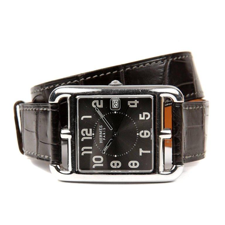 Hermès Cape Cod Watch is in excellent plus condition. Silver square case inside rectangle.  Chaine d’ancre style numerals with date.  
Grey croc double tour band.
A027
