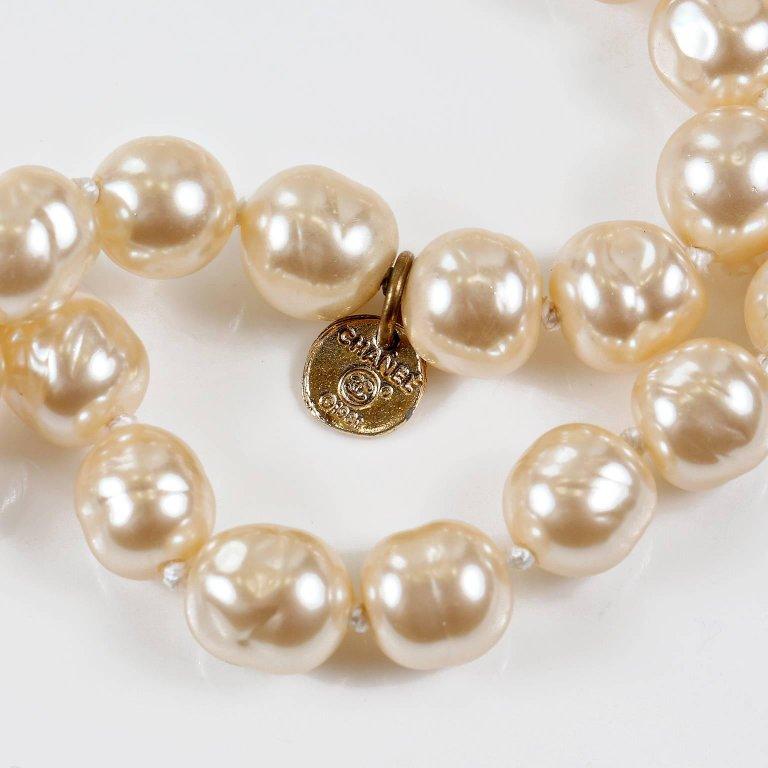 Chanel Baroque Pearl Vintage  Long Necklace In Excellent Condition In Palm Beach, FL