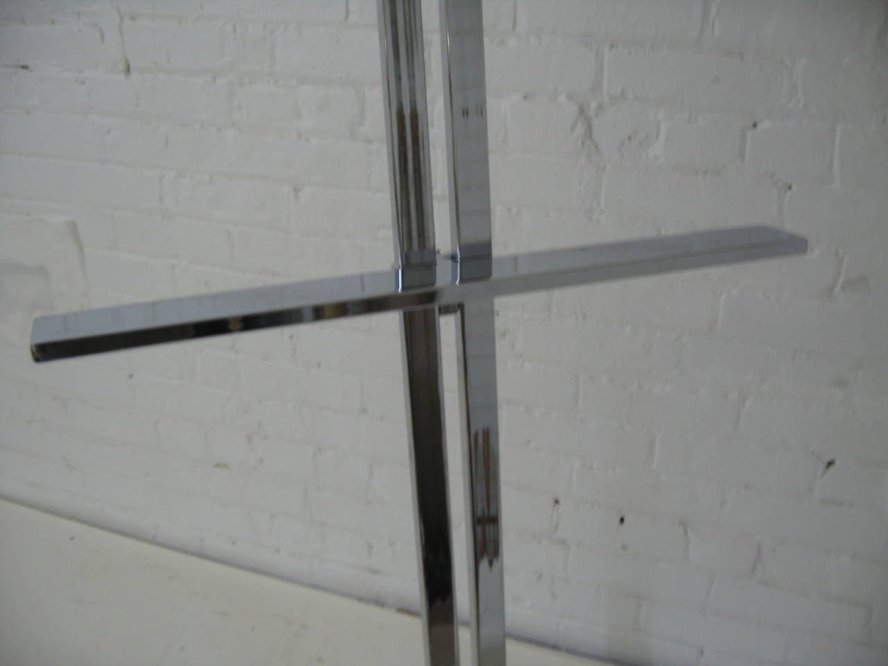 Chrome Easel In Excellent Condition In Garnerville, NY