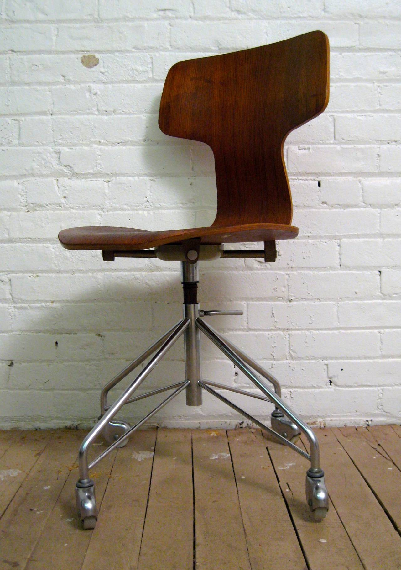 Arne Jacobsen for Fritz Hansen Teak Desk Chair Model 3103 In Excellent Condition In Garnerville, NY