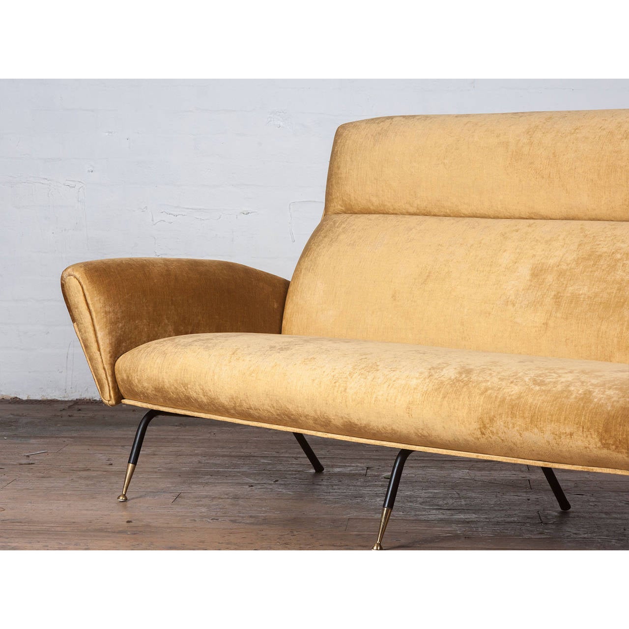 Mid-Century Italian Gold Velvet Three-Seat Sofa in the Style of Gio Ponti In Excellent Condition For Sale In Melbourne, Victoria