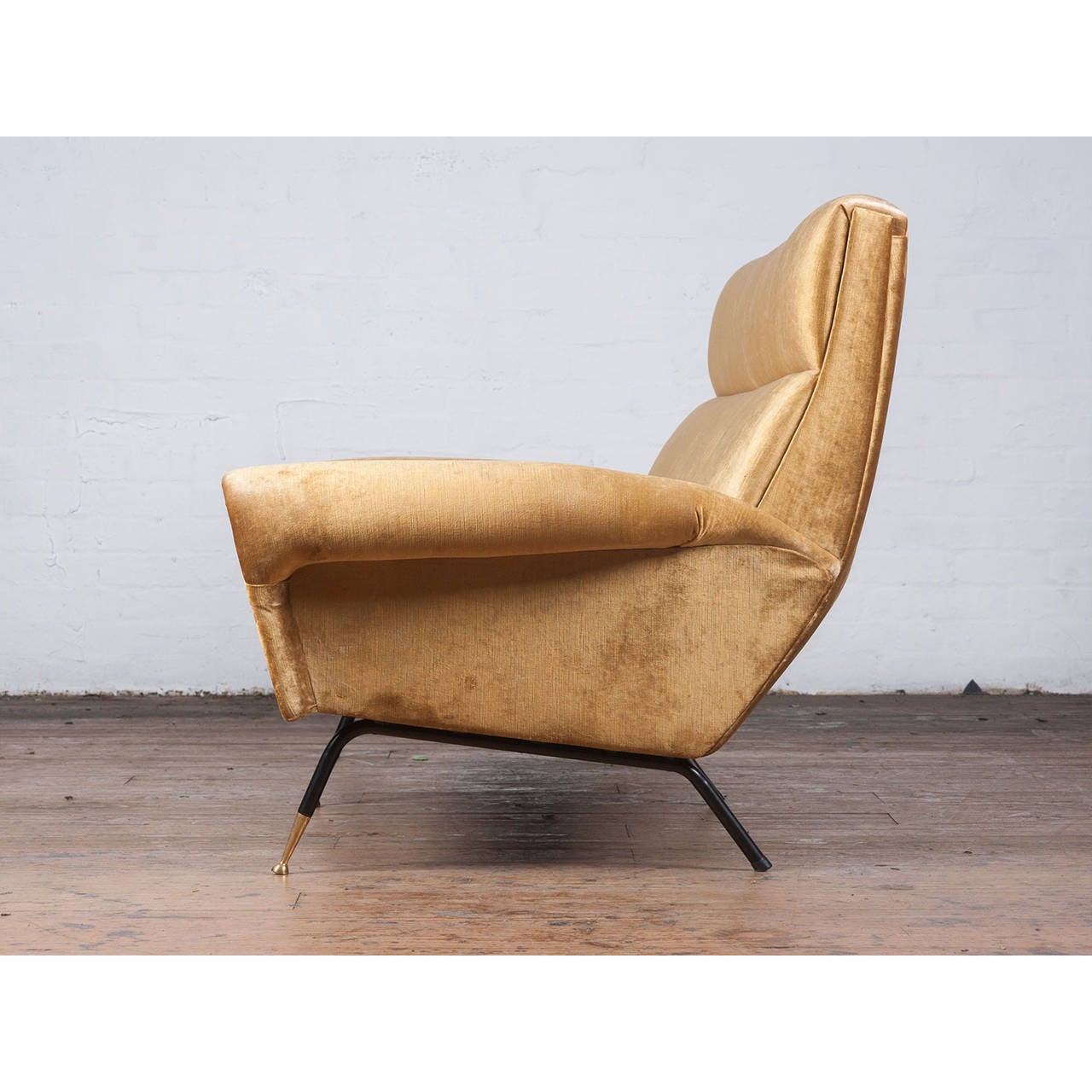 Mid-Century Modern Mid-Century Italian Gold Velvet Three-Seat Sofa in the Style of Gio Ponti For Sale