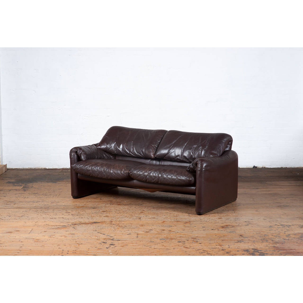 20th Century two-seater Maralunga dark brown leather sofa designed by Vico Magistretti for Cassina, Italy in 1973. This iconic sofa features adjustable back rests for ultimate comfort and support.