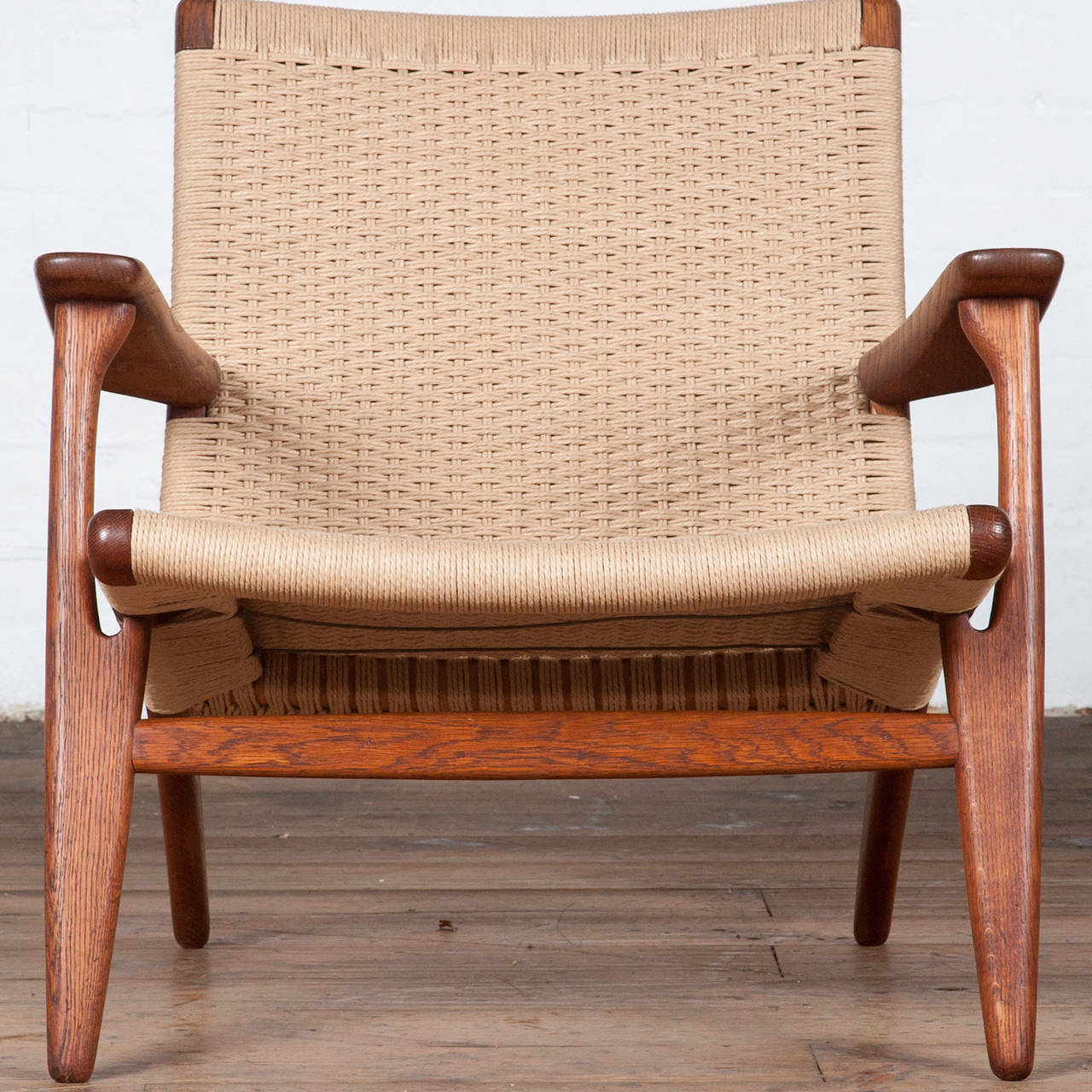 Pair of Mid-Century CH-25 Easy Chairs by Hans J. Wegner In Excellent Condition In Melbourne, Victoria