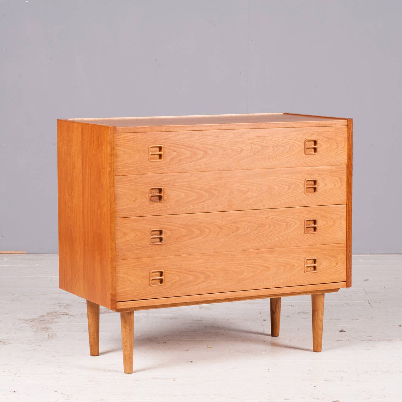 A lovely Danish chest of 4 drawers in Oak. A great size for a small spot, beautifully restored in Melbourne. Featuring lovely streamline handles and tapered legs.