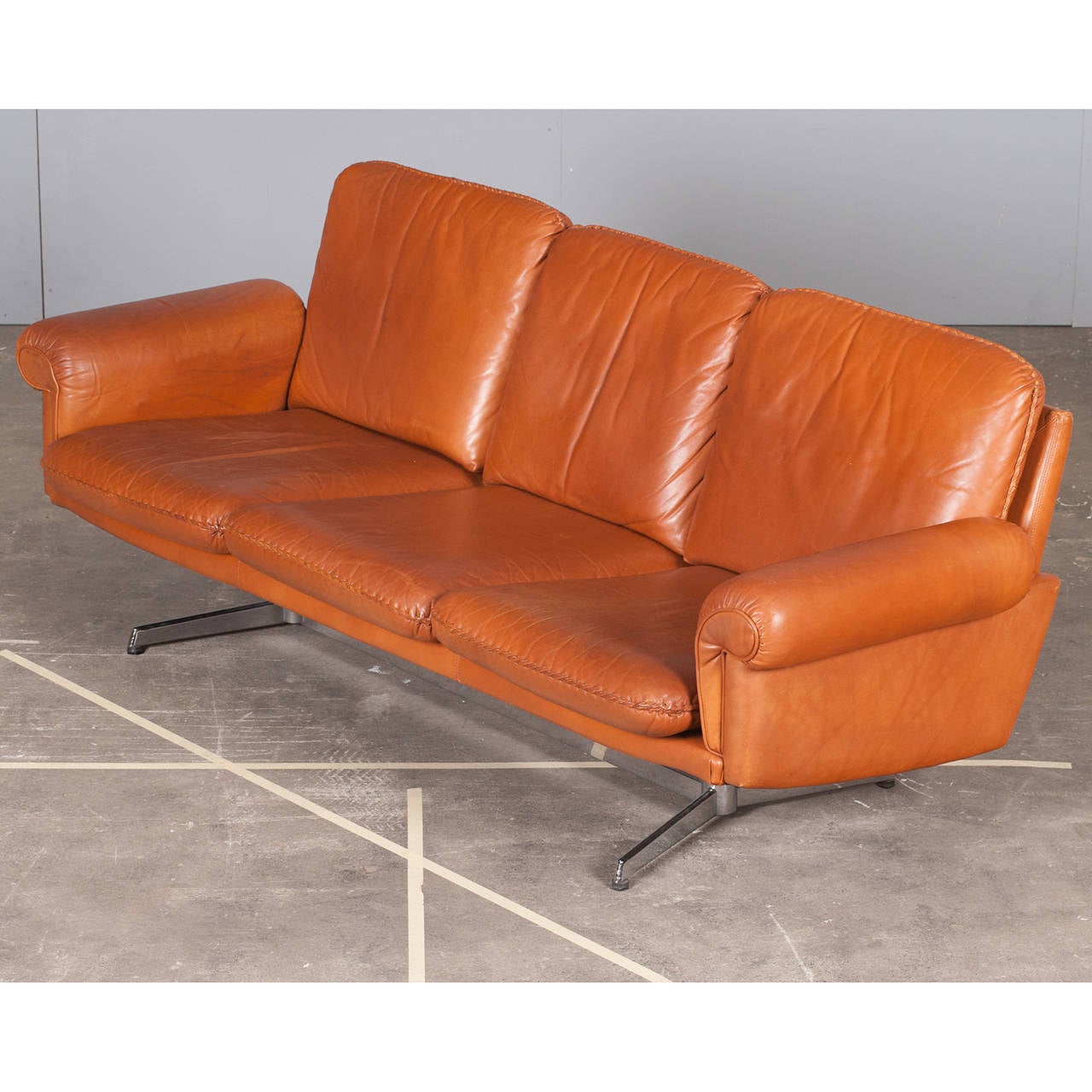 Mid-Century Modern Swiss Three-Seater Sofa in Caramel Leather with Steel Base by De Sede, 1960s For Sale