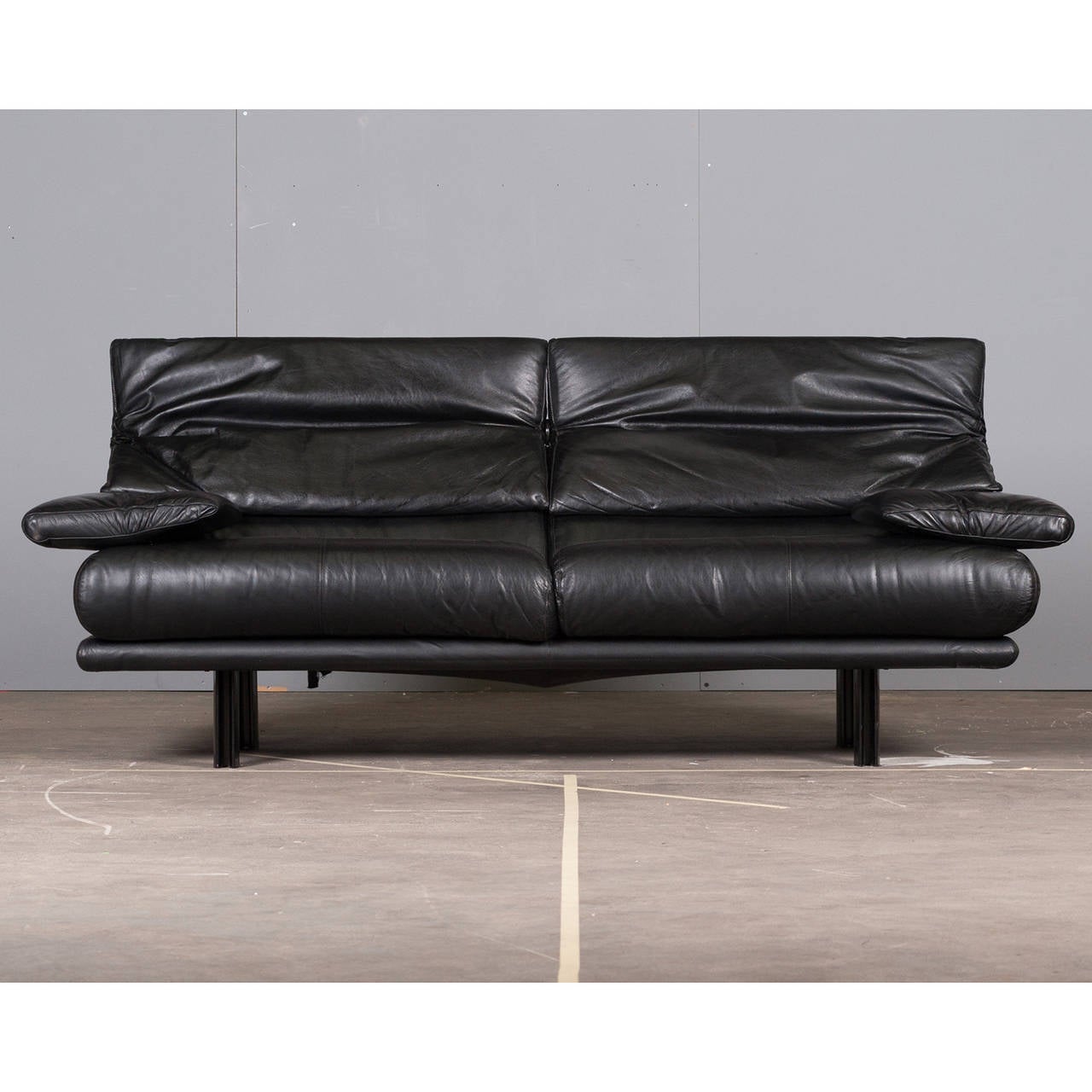 Lounge out in this amazing Paolo Piva 'Alanda' sofa, by B&B Italia! Beautiful black leather, adjustable headrest and armrest cushions with black enamelled metal legs. This fabulous sofa is in excellent condition.

We are delighted to be offering