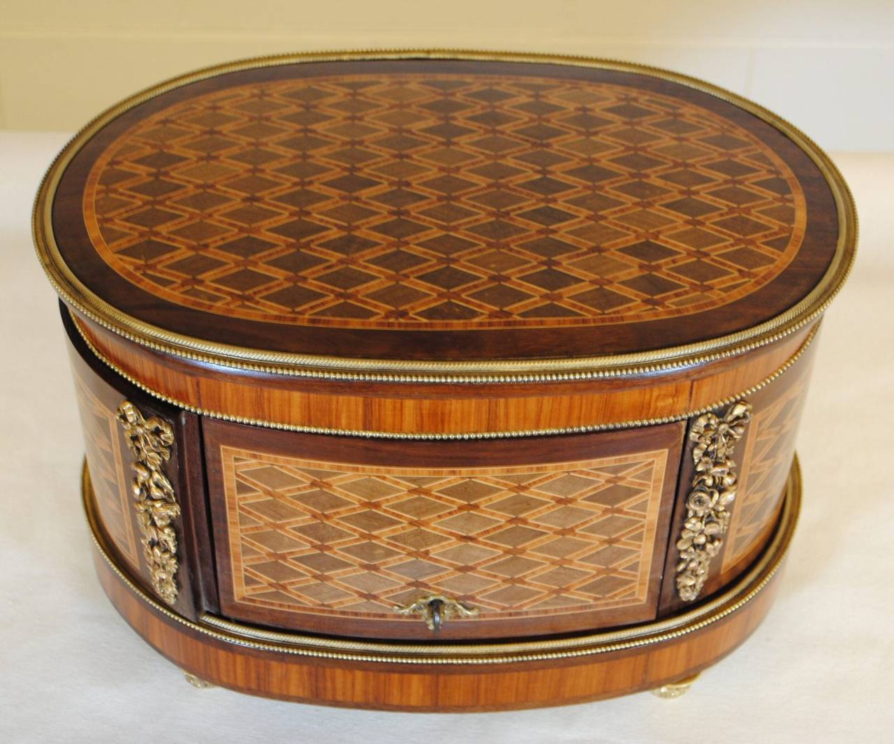 Signed Diehl Antique Mahogany and Kingwood French Cased Tantalus Set In Good Condition For Sale In Armadale, Victoria