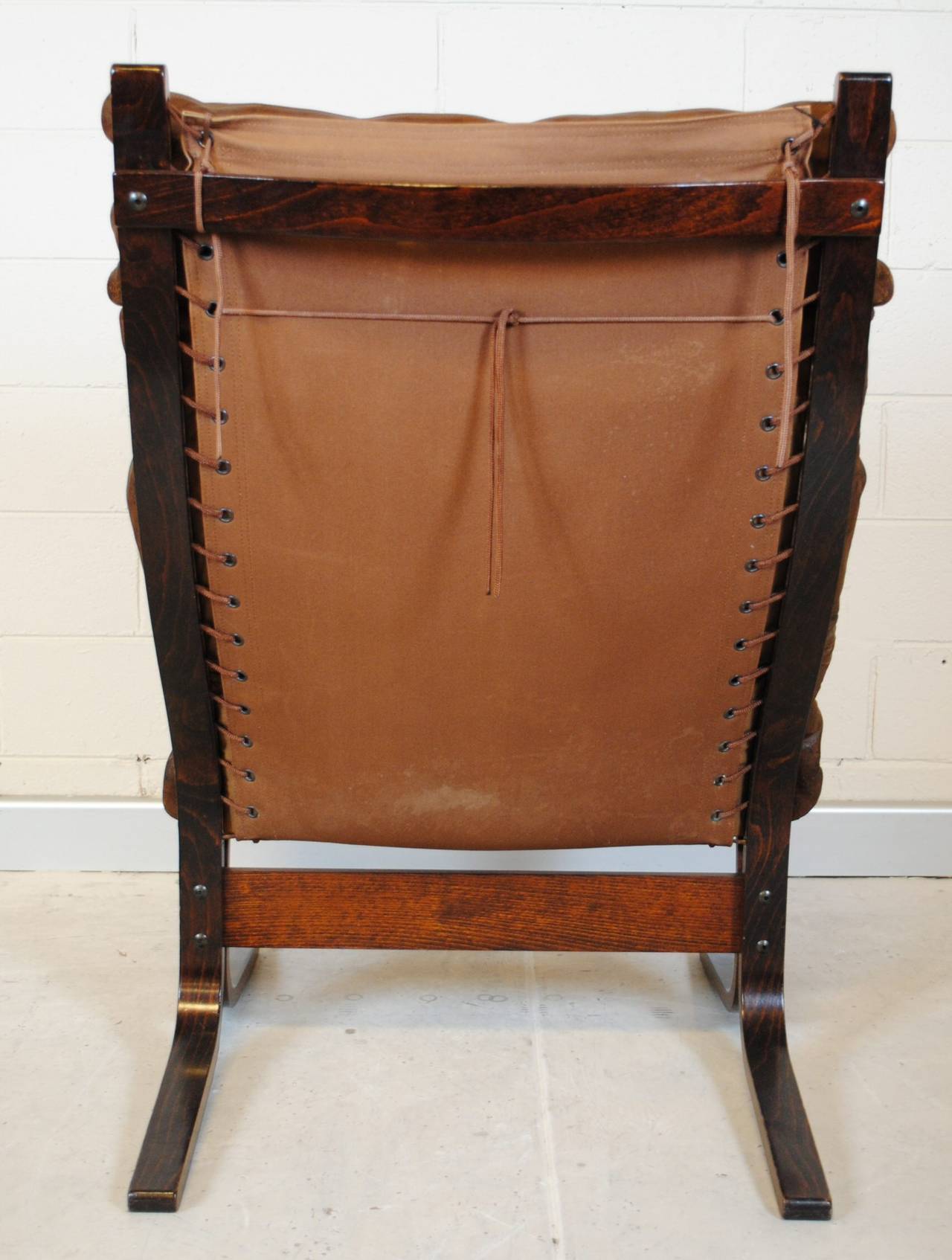 Rosewood Framed Leather Siesta Chair and Stool In Good Condition For Sale In Armadale, Victoria