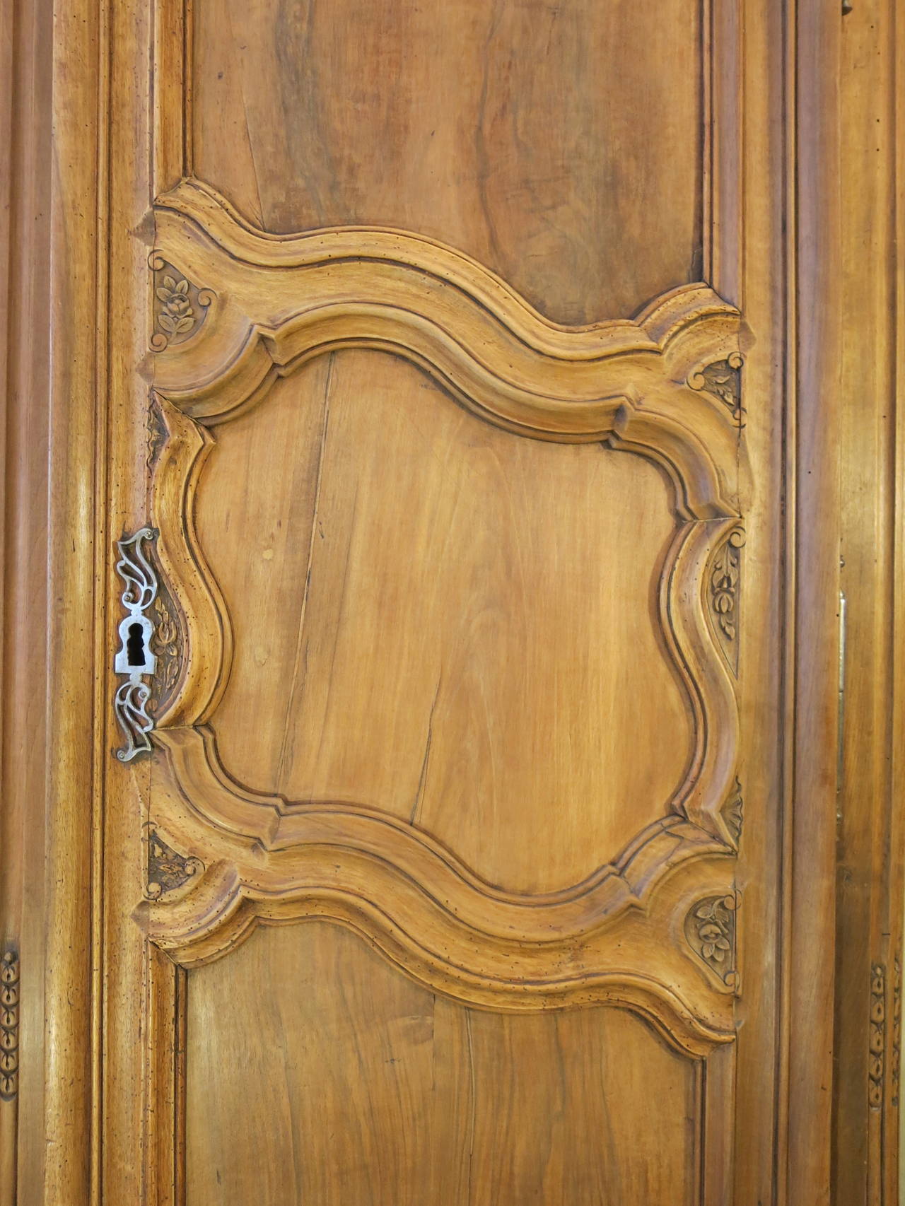 18th Century Period Regence, Louis XV Grand Walnut Armoire In Good Condition For Sale In New Orleans, LA