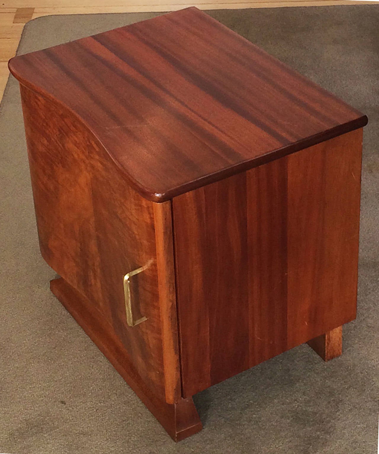 Mid-20th Century Pair of Art Deco French Walnut Bedside Tables