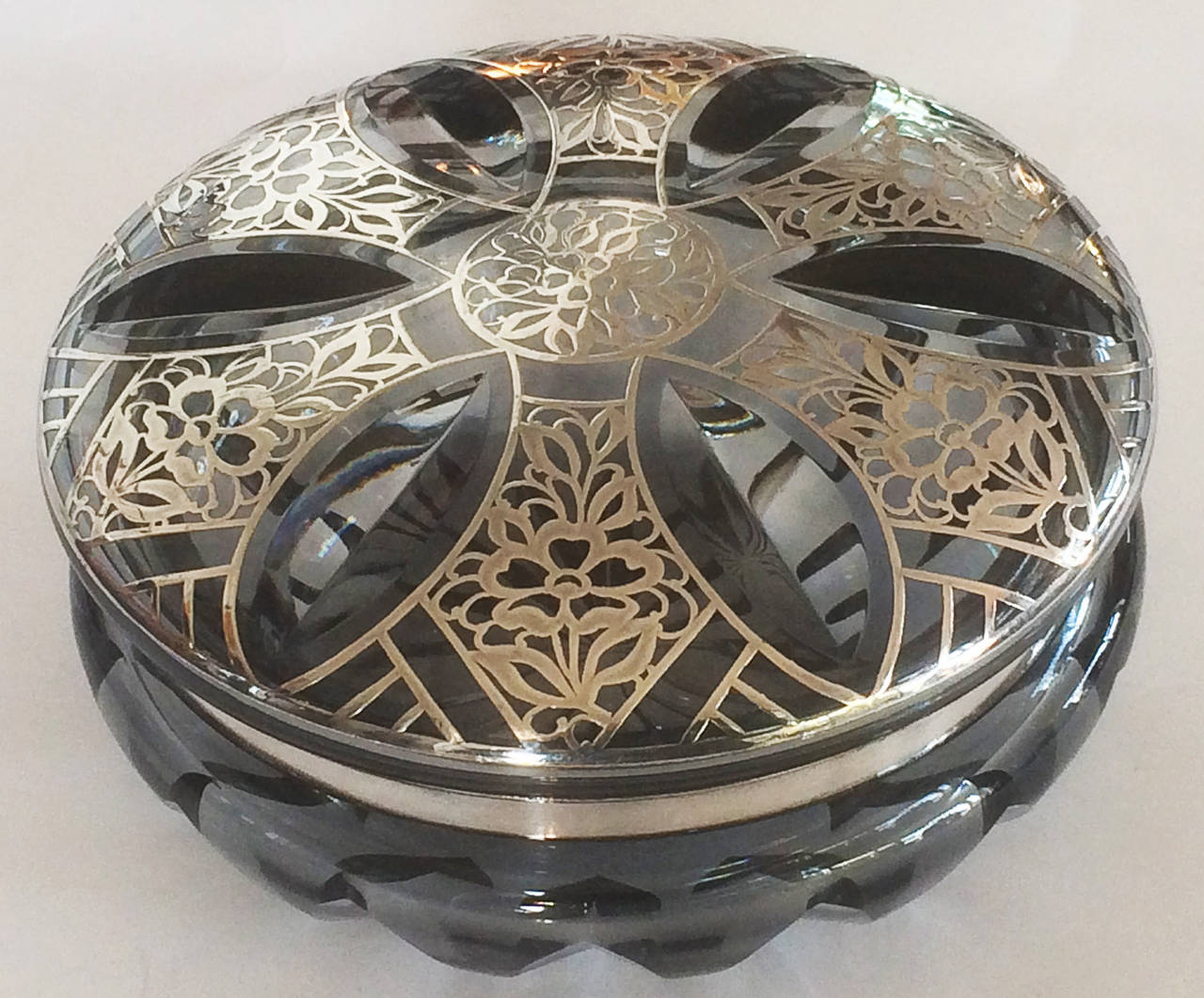 Art Nouveau trinket bowl by Josephinehutte. Heavy silver overlay in flower and leaf pattern, intricate filigree, thick silver. Dimensions approximately: 17 cm diameter x 9 cm high, circa 1920. In absolutely beautiful condition.