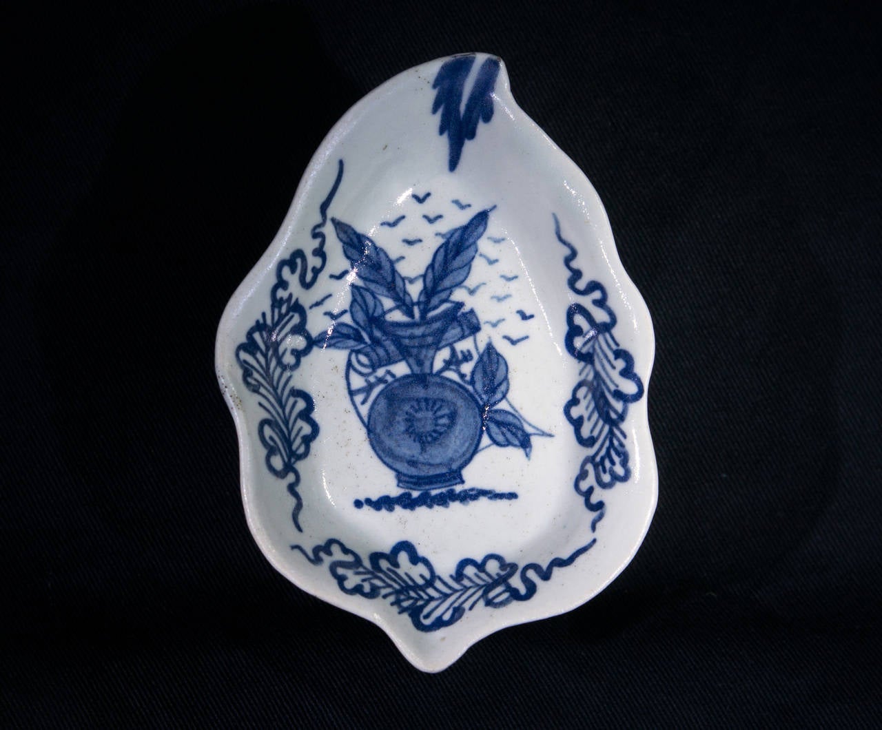 Chinoiserie Limehouse Pickle Dish, Leaf Form with Vase & Scroll, circa 1747