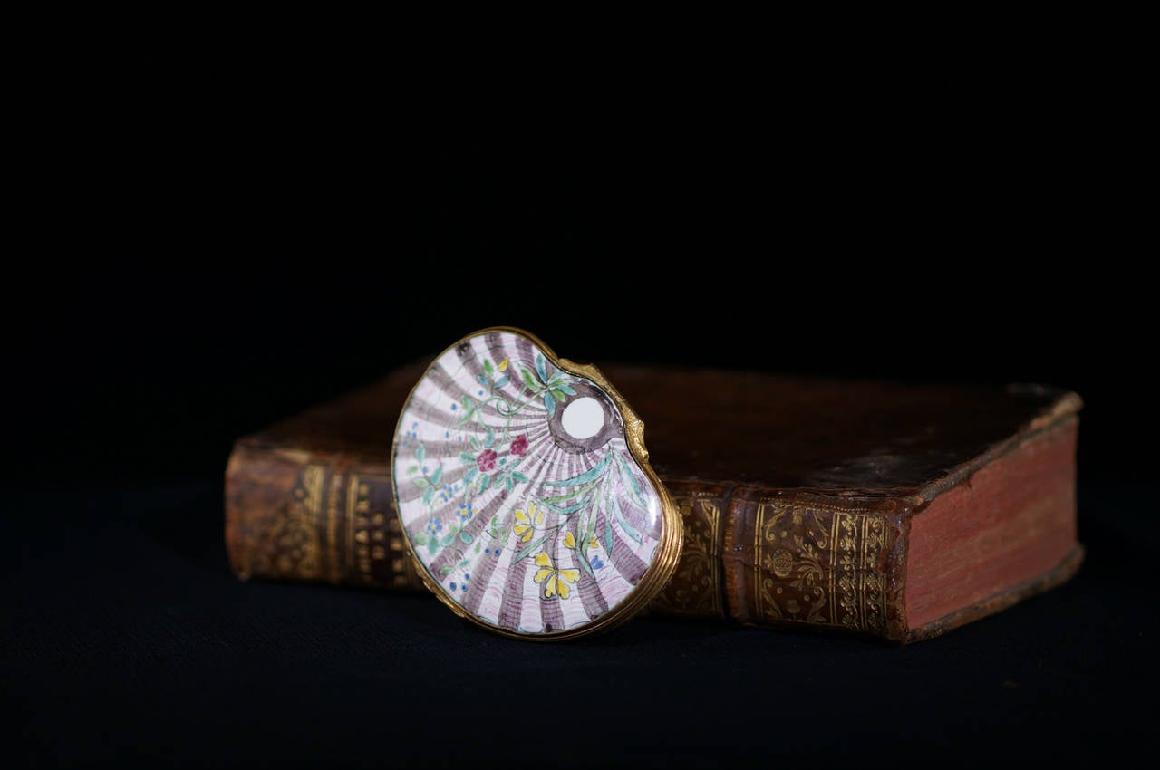 Chinese Export Chinese Enamel Snuff Box in Shell Form, Qianlong Period, circa 1770