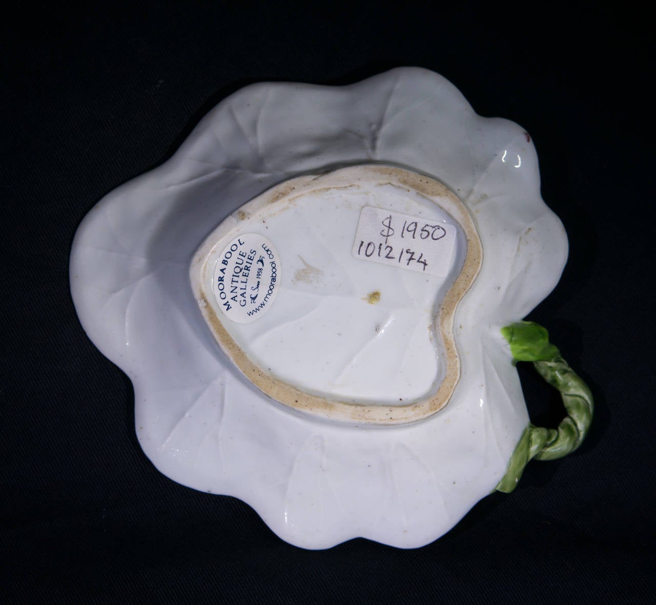 Rare plat de Langton hall en forme de feuille avec poignée en forme de tige, peint par le peintre 'Trembly Rose' avec un bouquet central de fleurs et des spécimens éparpillés, le dessous moulé avec des nervures, la poignée émaillée en vert et le