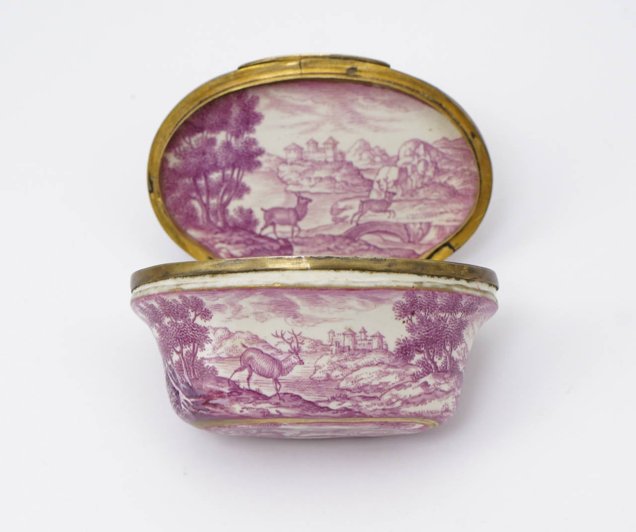 Italian snuff box, finely painted with scenes of deer in wooded landscapes, with castles in the distance, with a gilt brass mount.
Attributed to Doccia, probably painted by J. K. W. Anreiter, circa
