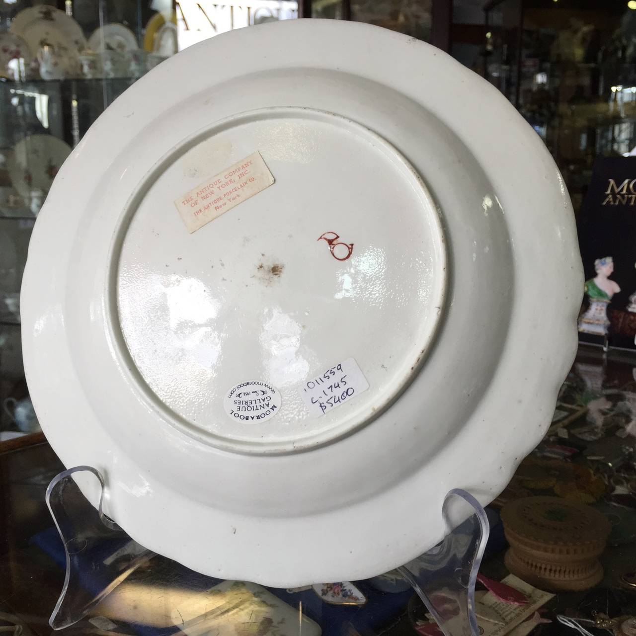 Chinoiserie Chantilly Kakiemon Plate with Banded Hedge and Phoenix, circa 1745