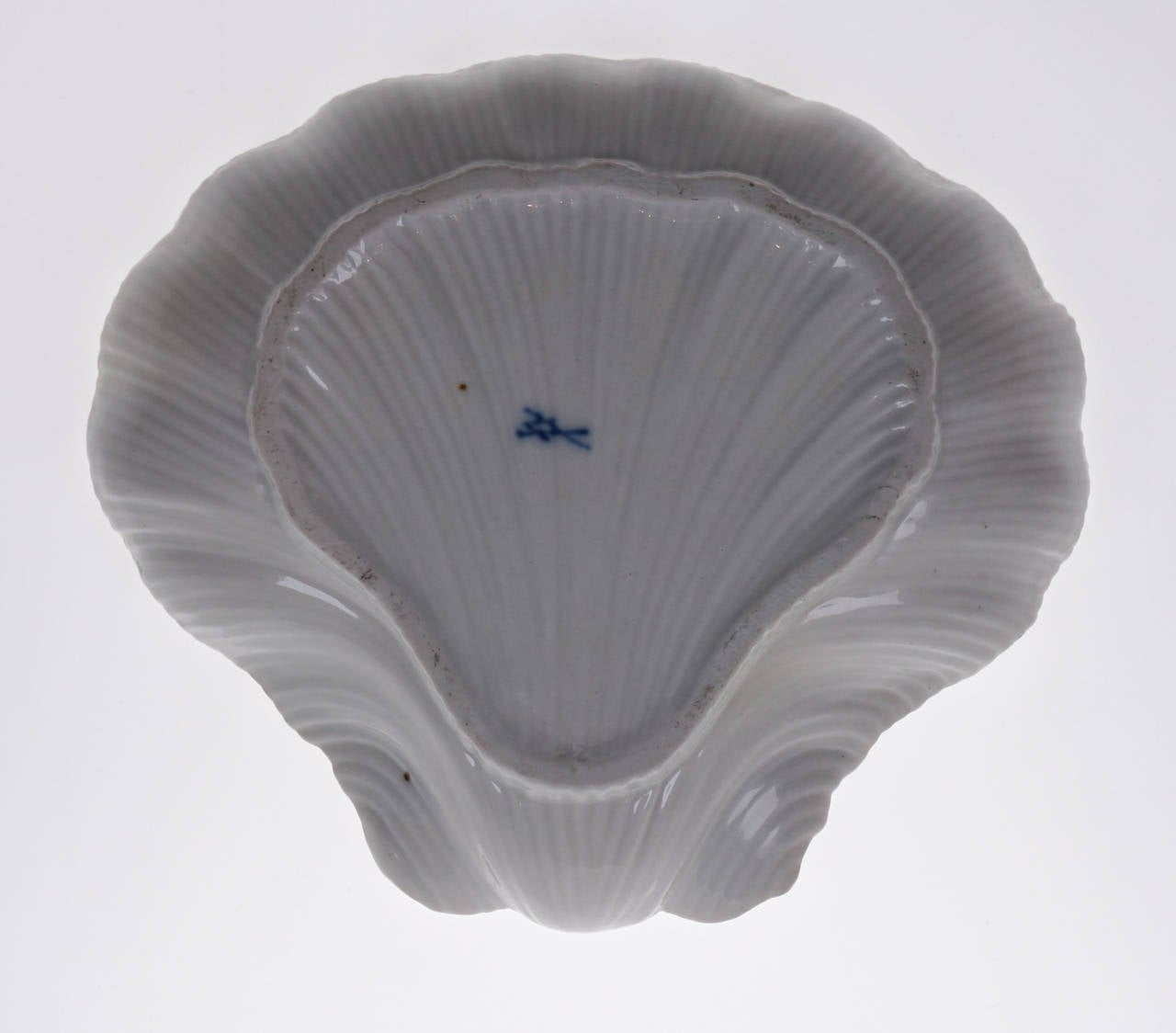 Meissen shell form serving dish, flower decorated, c. 1755 In Good Condition For Sale In Geelong, Victoria