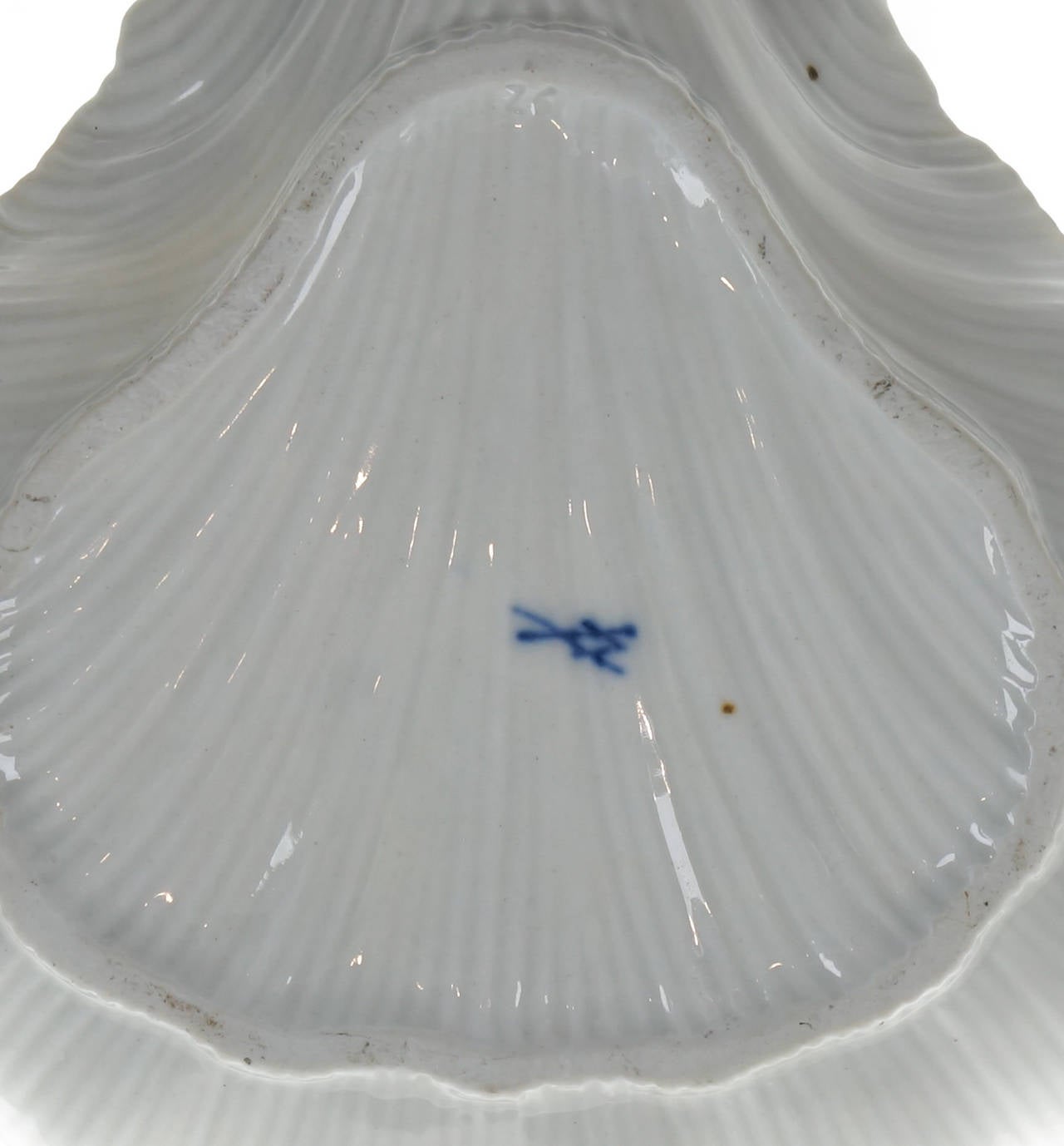 Meissen shell-shape serving dish, painted with sprays of deutsche Blumen, the back with realistic shell ribbing. 
Blue crossed swords mark, circa 1755.

------------
Provenance: This beautiful dish is moulded in the shape of a scallop shell and