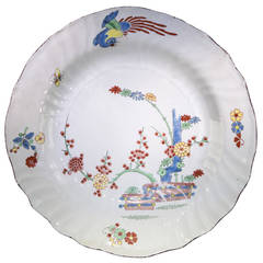 Assiette Chantilly Kakiemon avec haie et phénix en bande:: vers 1745