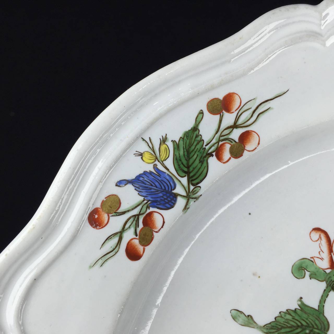 Chinoiserie Doccia 'Tulip' Plate in Tin Glaze Porcelain, circa 1790 For Sale