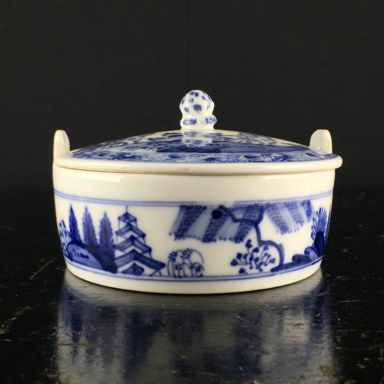 German Meissen Butter Tub, Chinoiserie in Underglaze Blue, circa 1735 For Sale