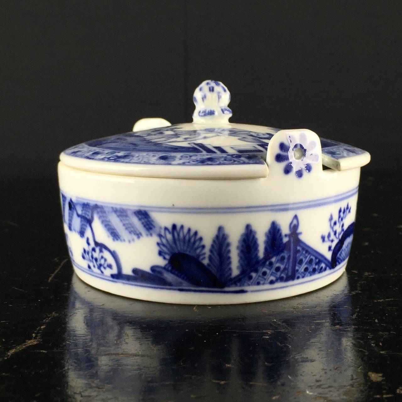 Meissen Butter Tub, Chinoiserie in Underglaze Blue, circa 1735 In Fair Condition For Sale In Geelong, Victoria