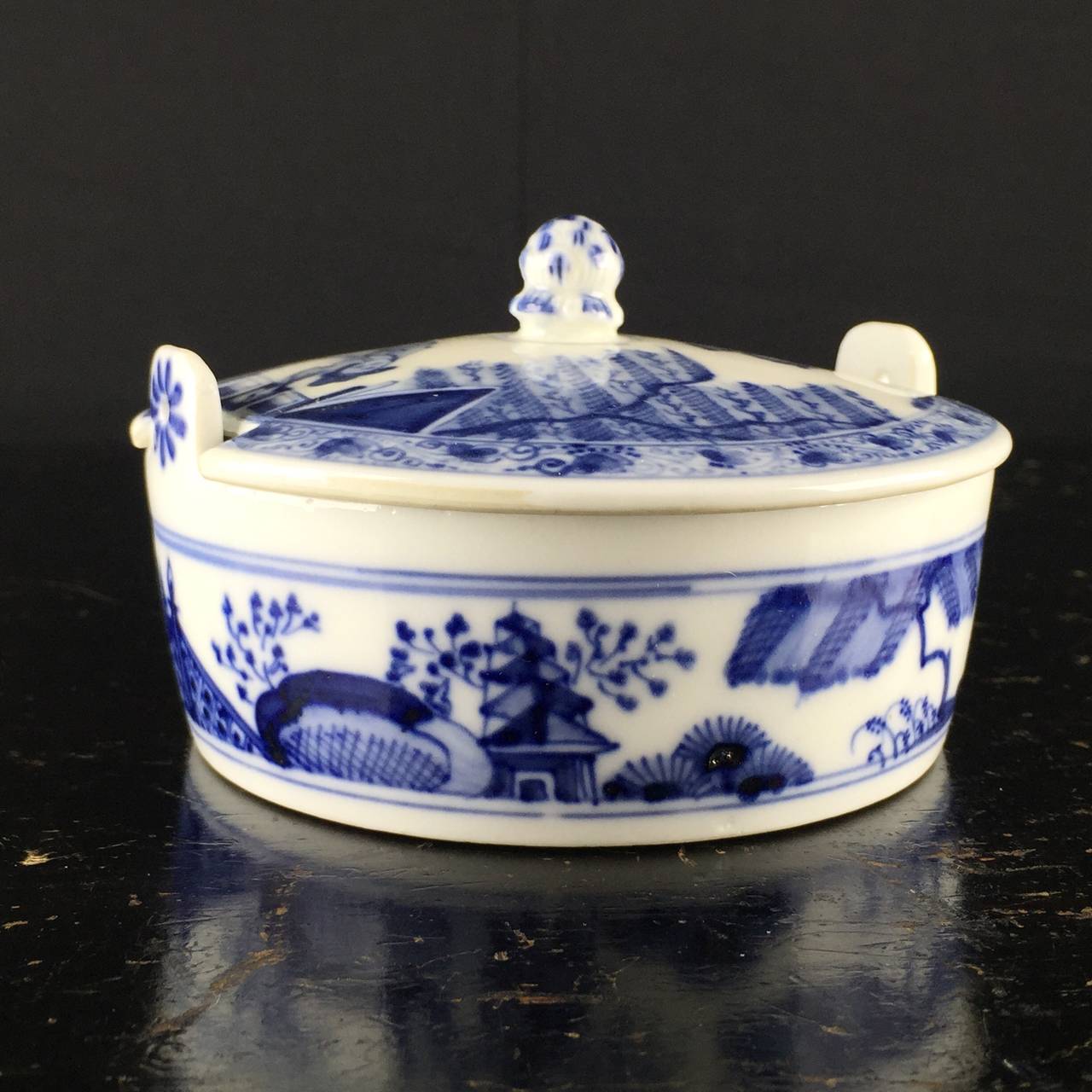Porcelain Meissen Butter Tub, Chinoiserie in Underglaze Blue, circa 1735 For Sale