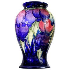 Grand vase Moorcroft:: pièce d'exposition:: signé et daté:: 1927