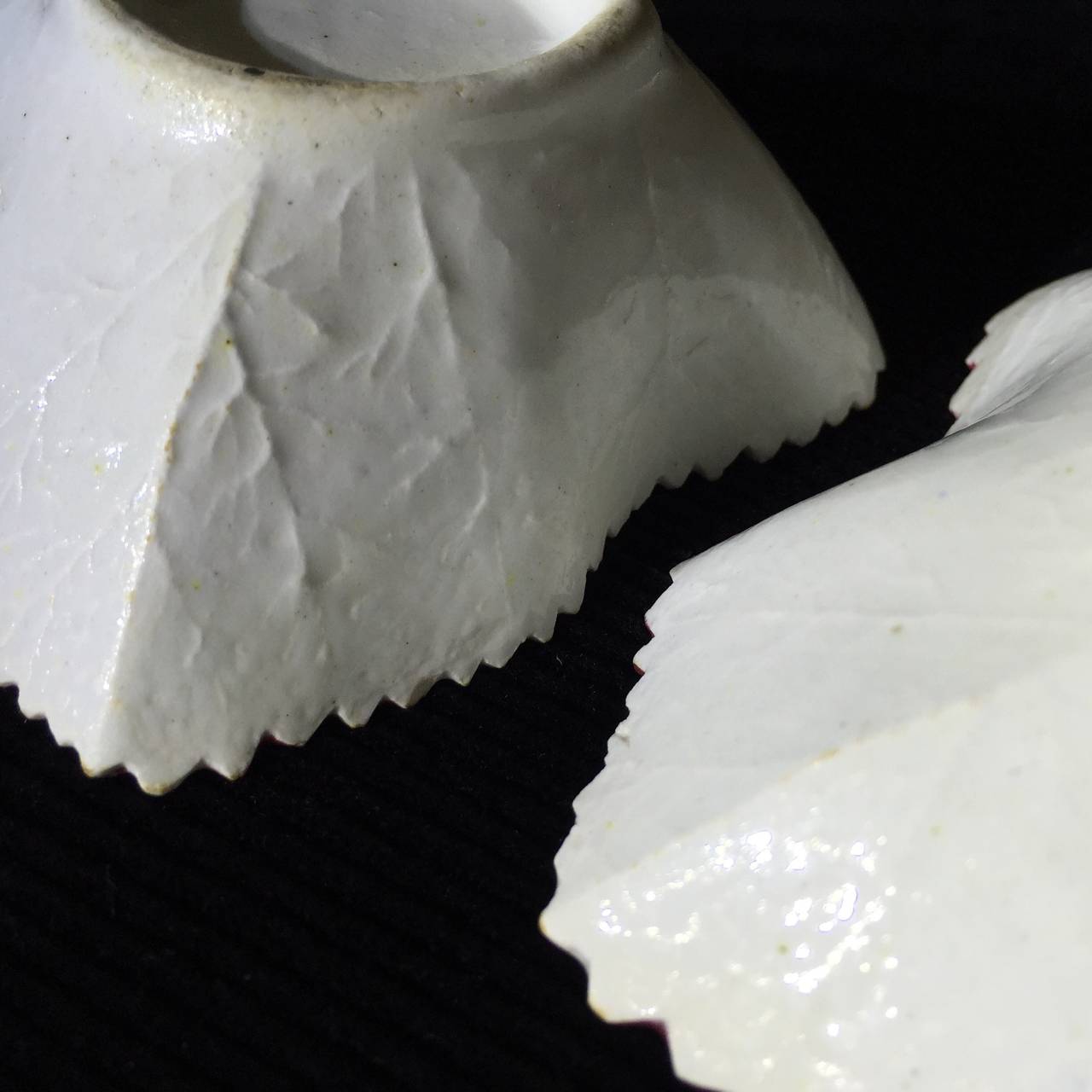 Pair of Bow Leaf Pickle Dishes, Flower Decorated, circa 1765 In Good Condition In Geelong, Victoria