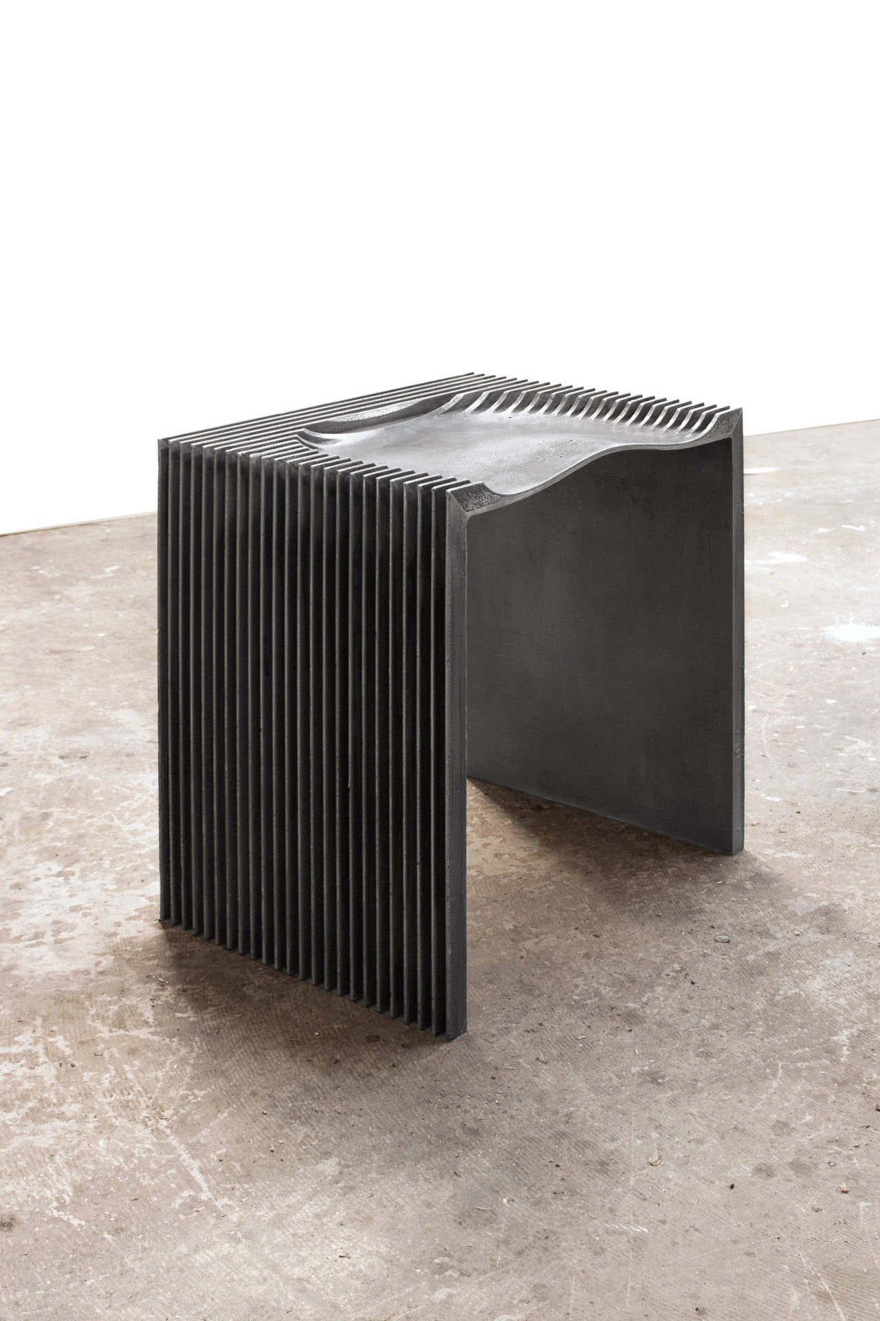 Sgabello n. 1 in alluminio di Jan Janssen (Janssenwerken). 

Questo articolo unico di Jan Jenssen di Janjanssenwerken è un solido pezzo di alluminio con una seduta ergonomica che emerge da una serie di piani geometrici. L'articolo è disponibile in