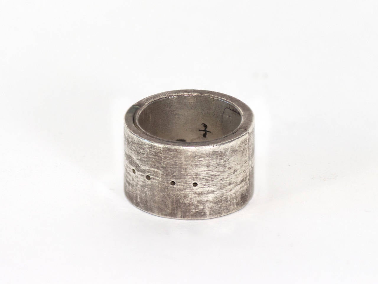Sistema Ring by P/4 in dirty sterling finish.
