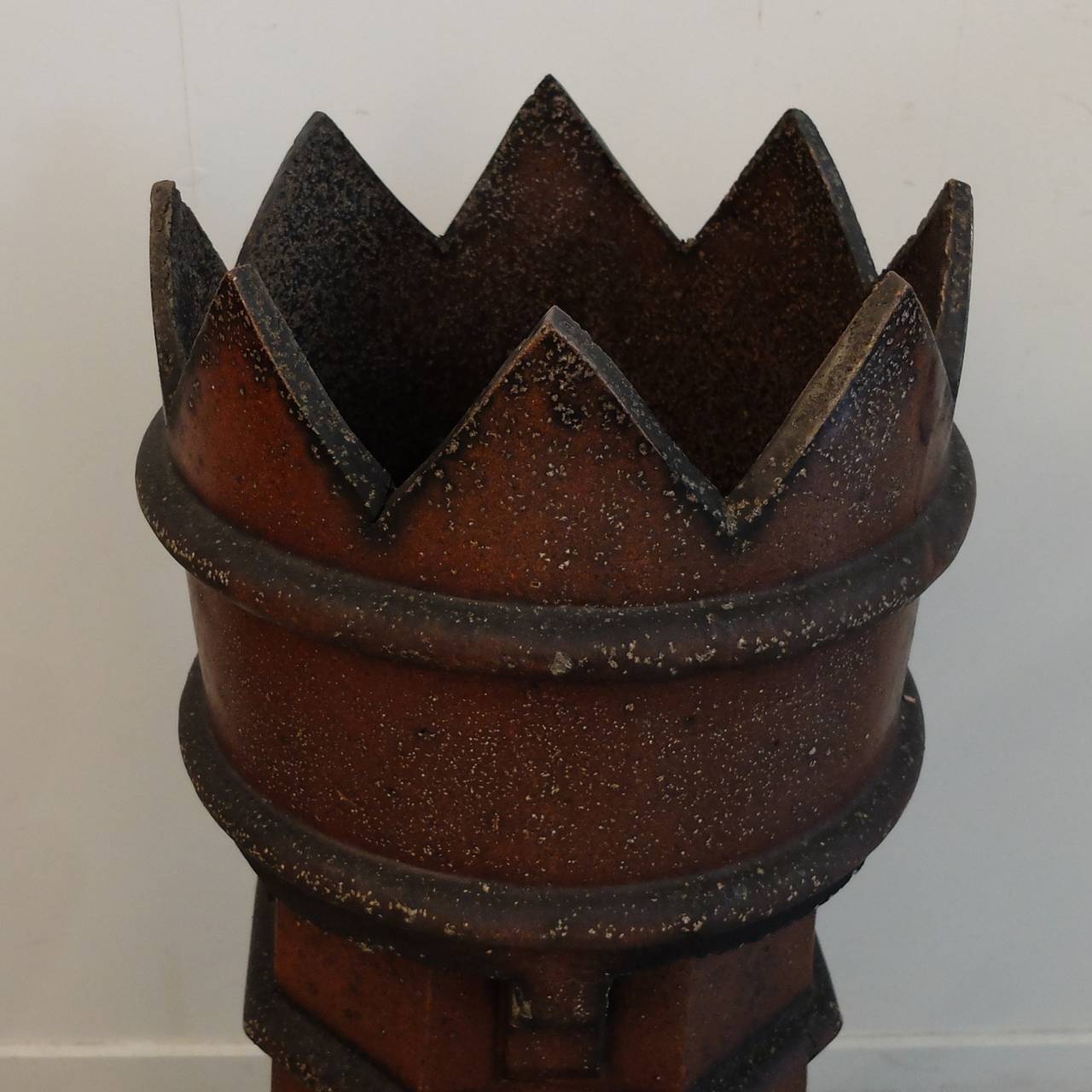 Glazed terracotta king chimney pot of Classic tapered octagonal form, with a 'king' top - pointed tips, as opposed to a 'queen' which has rounded tips.